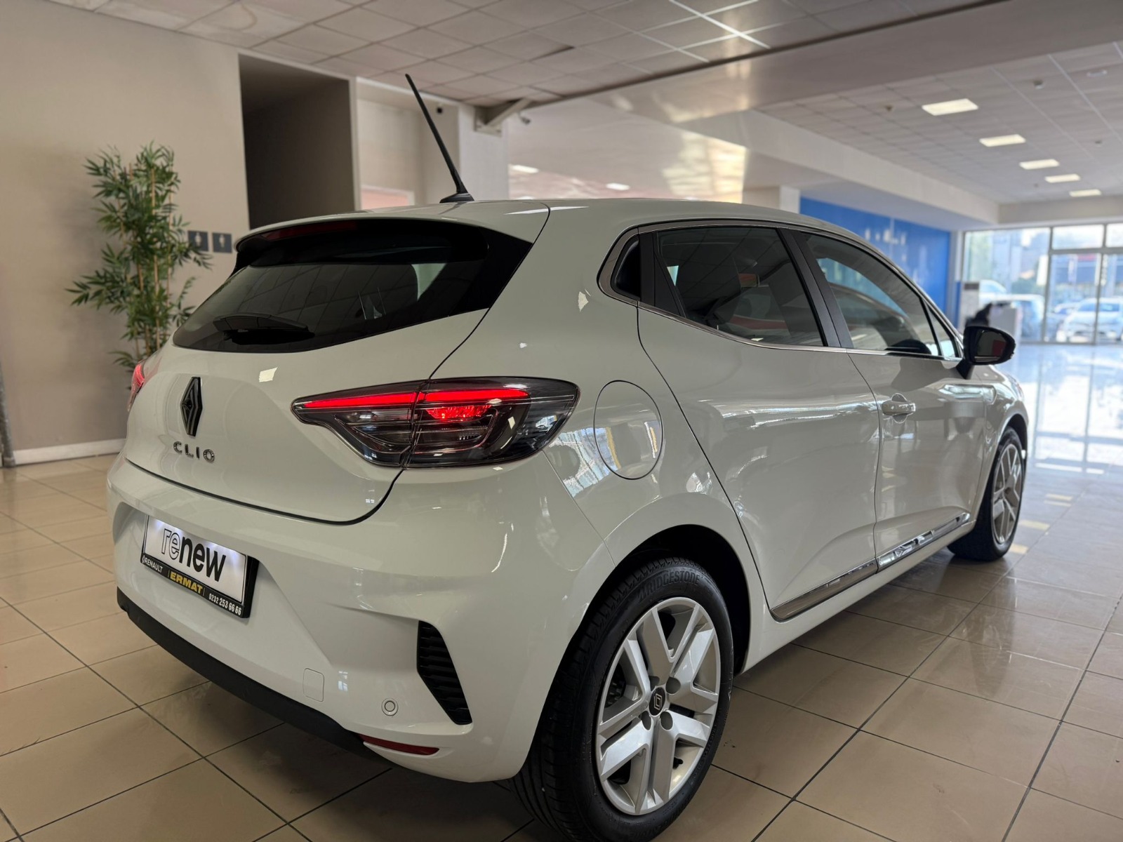 2024 Benzin Otomatik Renault Clio Beyaz Ermat Motorlu Araçlar ve Tarım Ürünleri Sanayi Ticaret A.Ş.