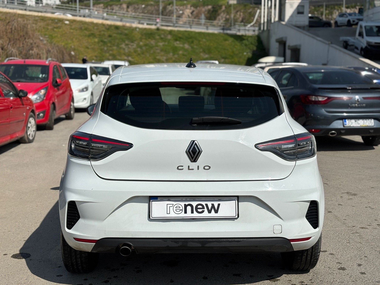 2023 Benzin Otomatik Renault Clio Beyaz Ermat Motorlu Araçlar ve Tarım Ürünleri Sanayi Ticaret A.Ş.
