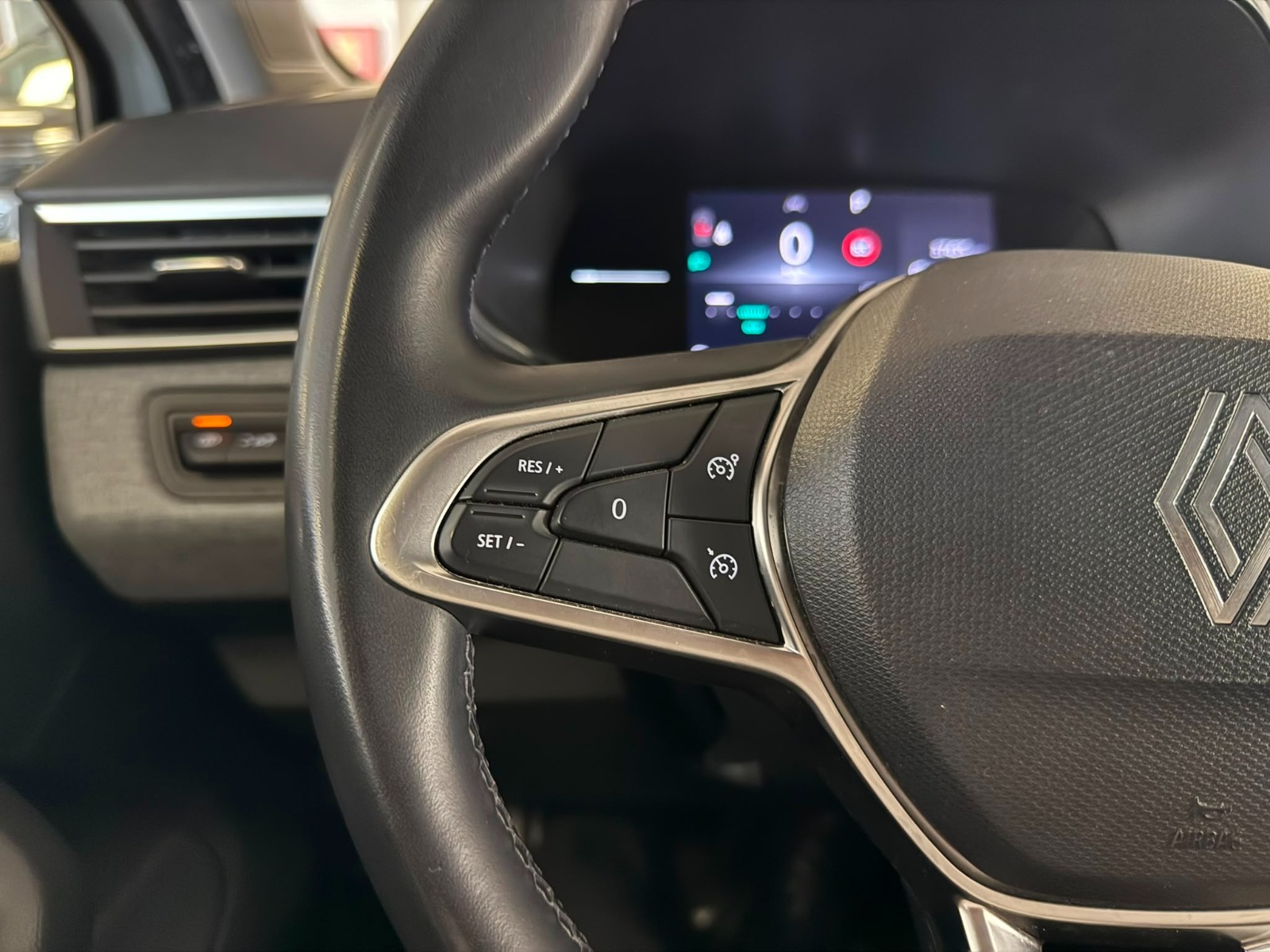 2025 Benzin Otomatik Renault Clio Beyaz Ermat Motorlu Araçlar ve Tarım Ürünleri Sanayi Ticaret A.Ş.