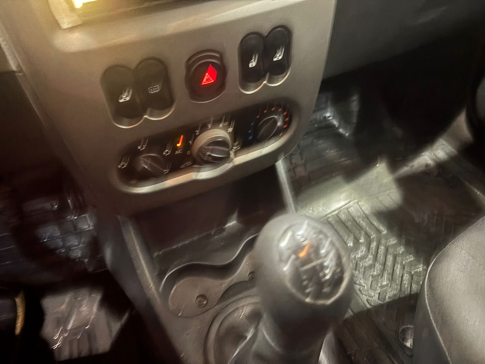 2009 Benzin Manuel Dacia Sandero Kırmızı Ermat Motorlu Araçlar ve Tarım Ürünleri Sanayi Ticaret A.Ş.