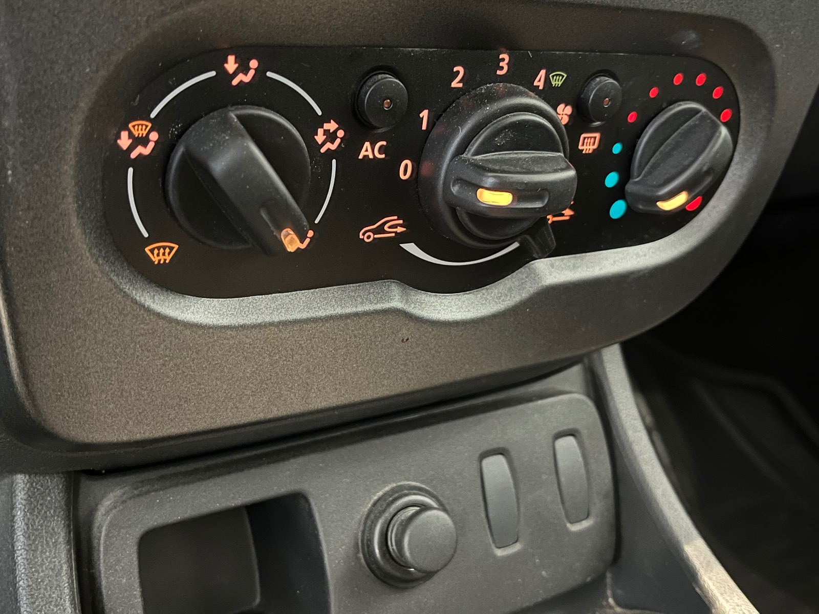 2013 Dizel Manuel Dacia Duster Beyaz Ermat Motorlu Araçlar ve Tarım Ürünleri Sanayi Ticaret A.Ş.