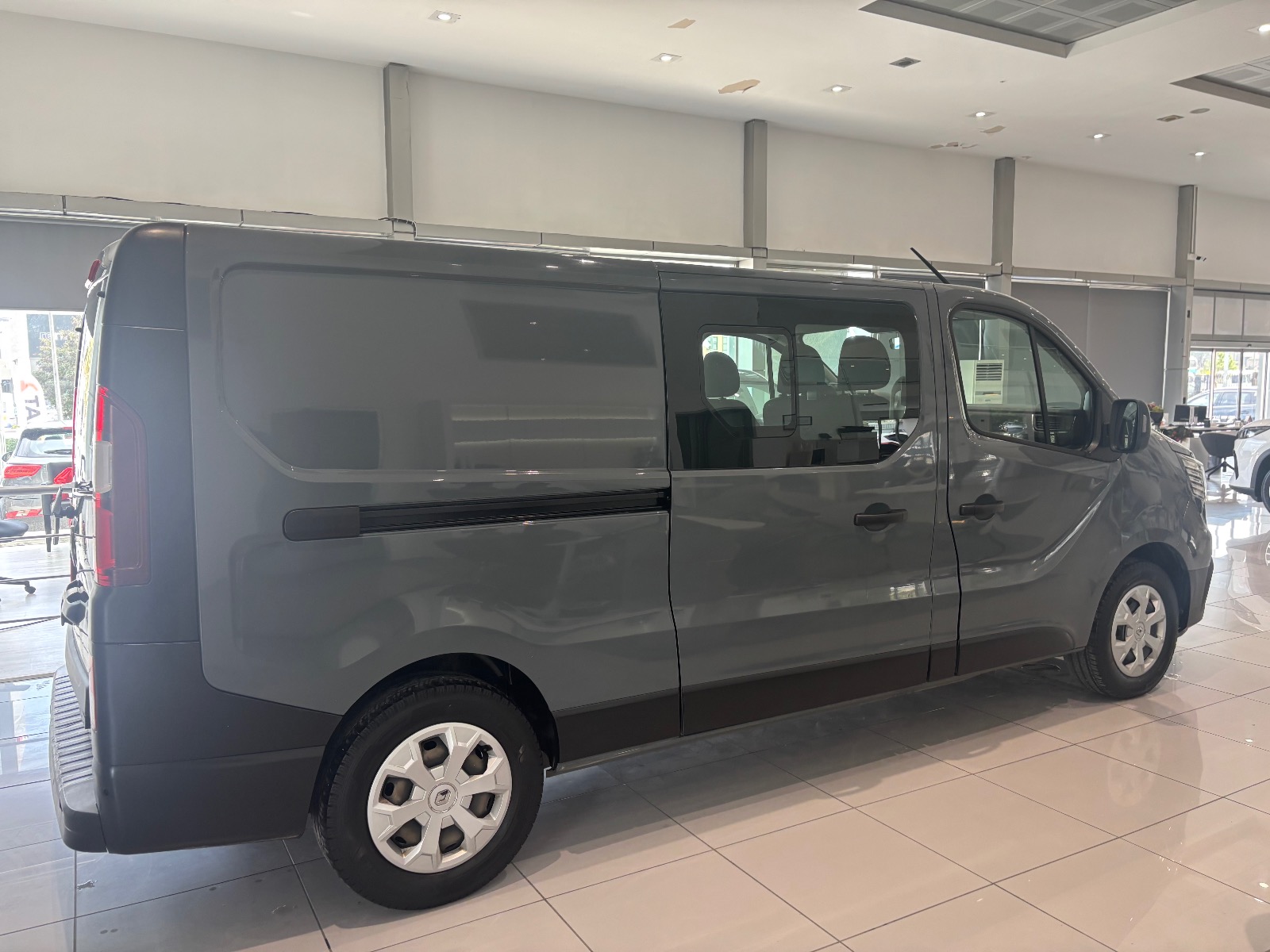 2023 Dizel Otomatik Renault Trafic Combi Gri Ermat Motorlu Araçlar ve Tarım Ürünleri Sanayi Ticaret A.Ş.