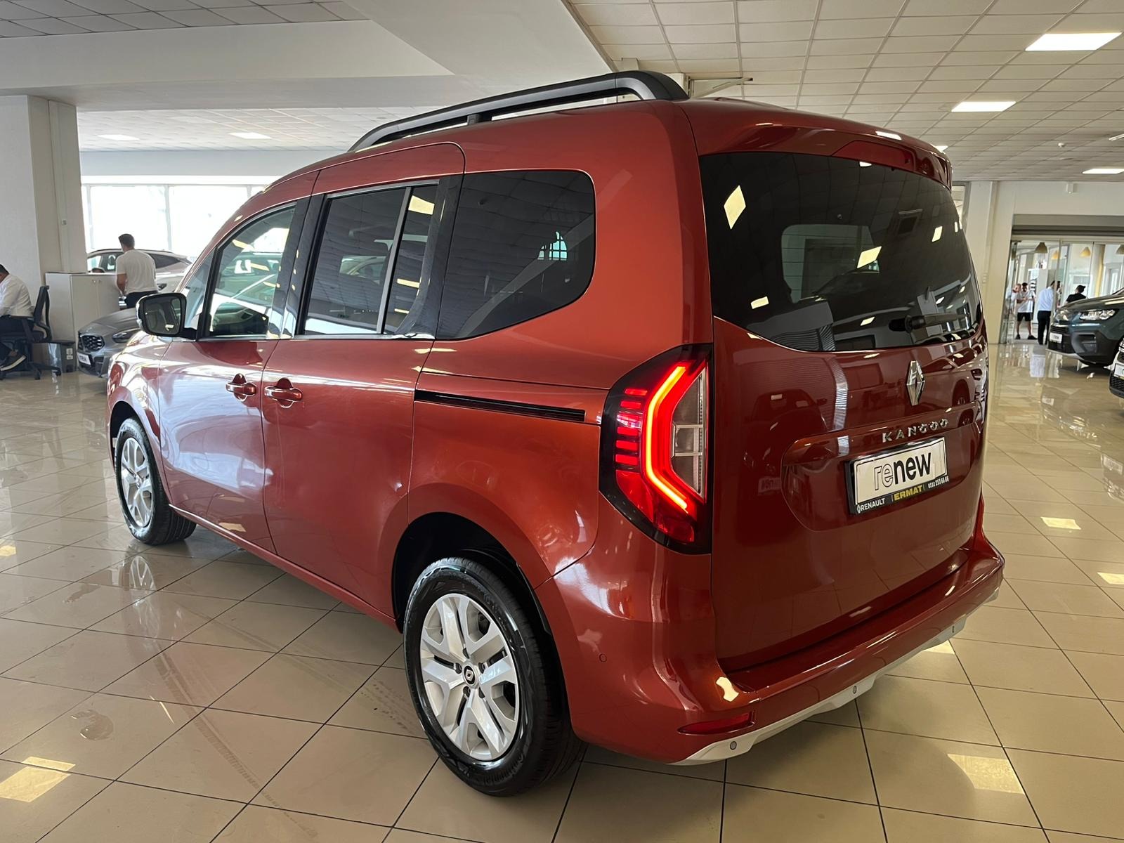 2024 Benzin Otomatik Renault Kangoo Multix Kahverengi Ermat Motorlu Araçlar ve Tarım Ürünleri Sanayi Ticaret A.Ş.