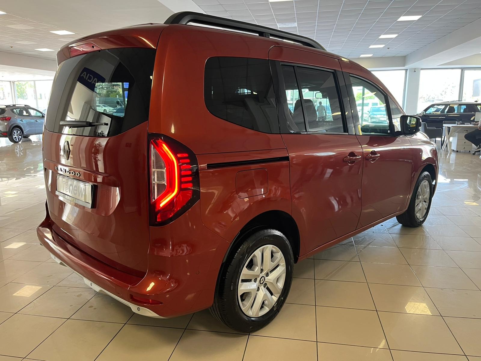 2024 Benzin Otomatik Renault Kangoo Multix Kahverengi Ermat Motorlu Araçlar ve Tarım Ürünleri Sanayi Ticaret A.Ş.