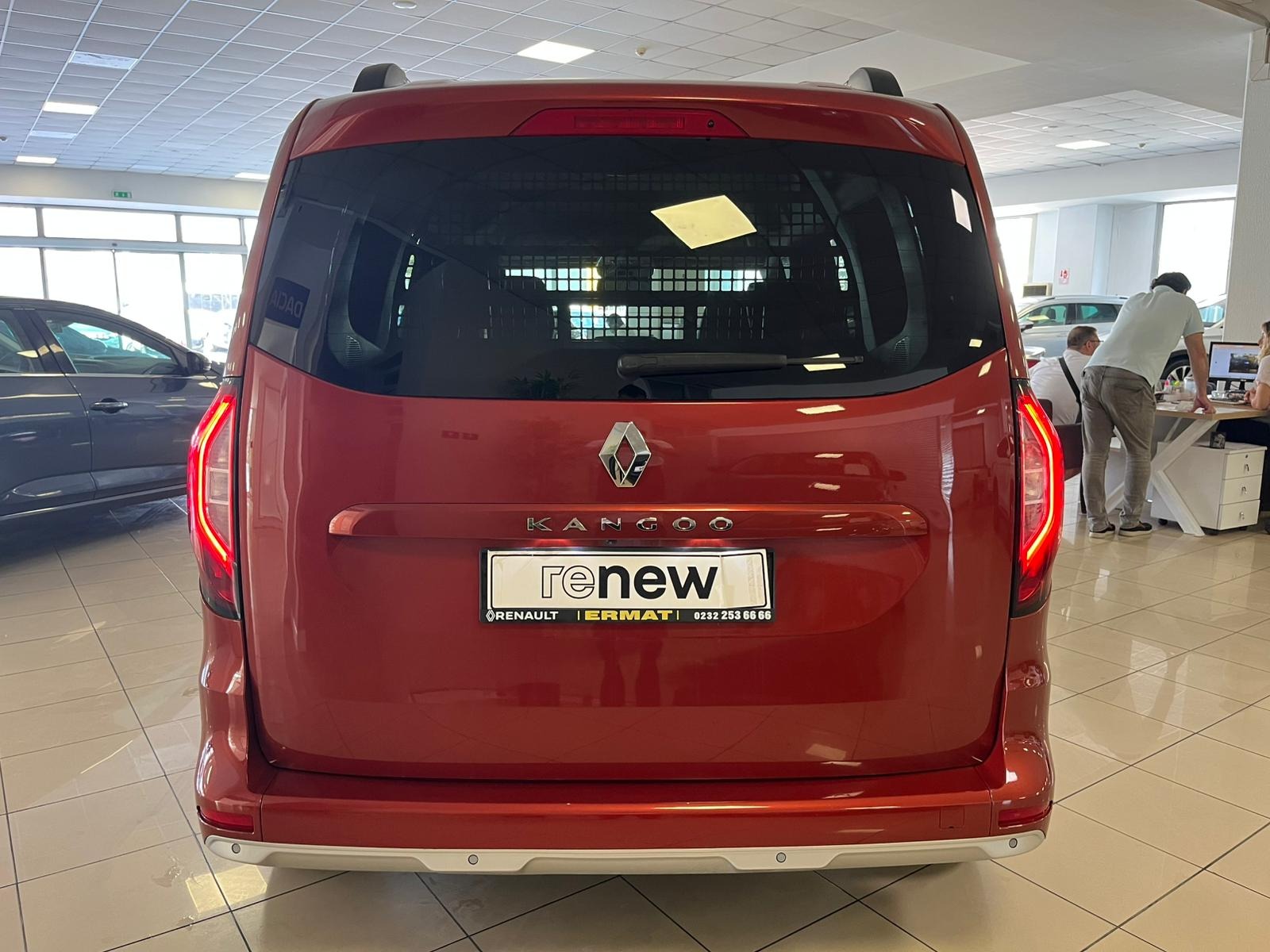 2024 Benzin Otomatik Renault Kangoo Multix Kahverengi Ermat Motorlu Araçlar ve Tarım Ürünleri Sanayi Ticaret A.Ş.