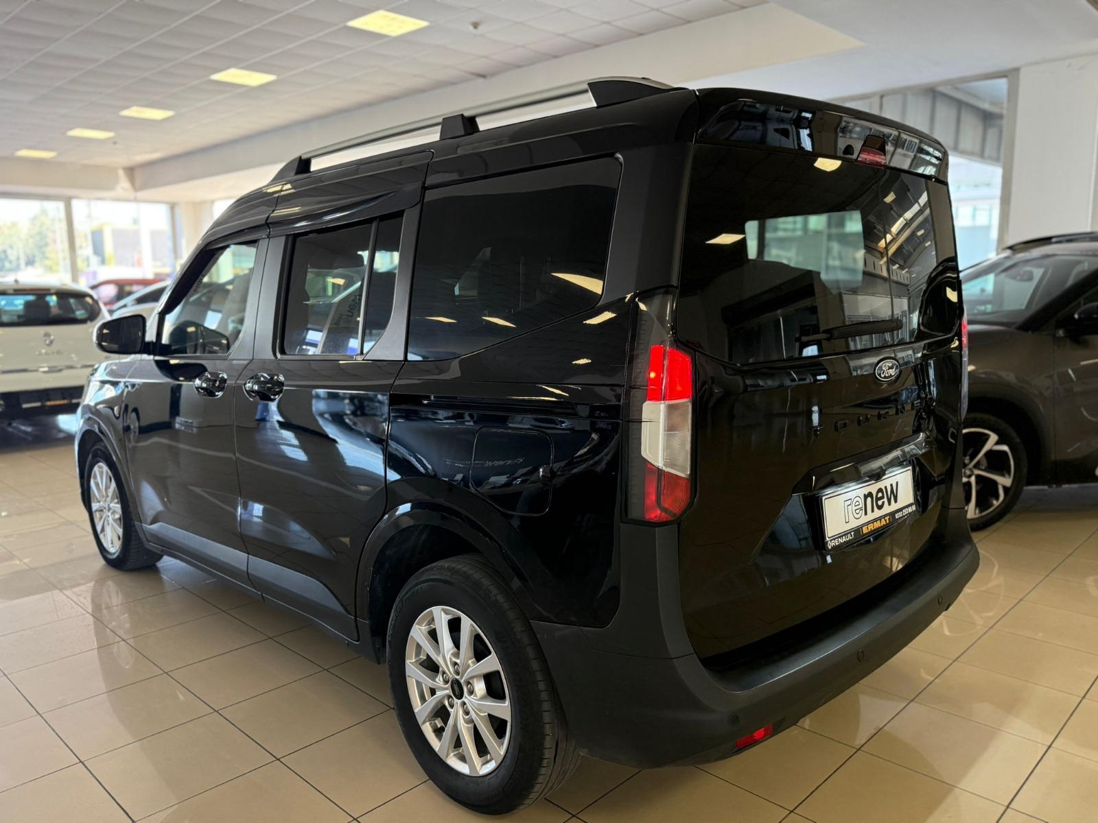 2024 Benzin Otomatik Ford Tourneo Courier Siyah Ermat Motorlu Araçlar ve Tarım Ürünleri Sanayi Ticaret A.Ş.