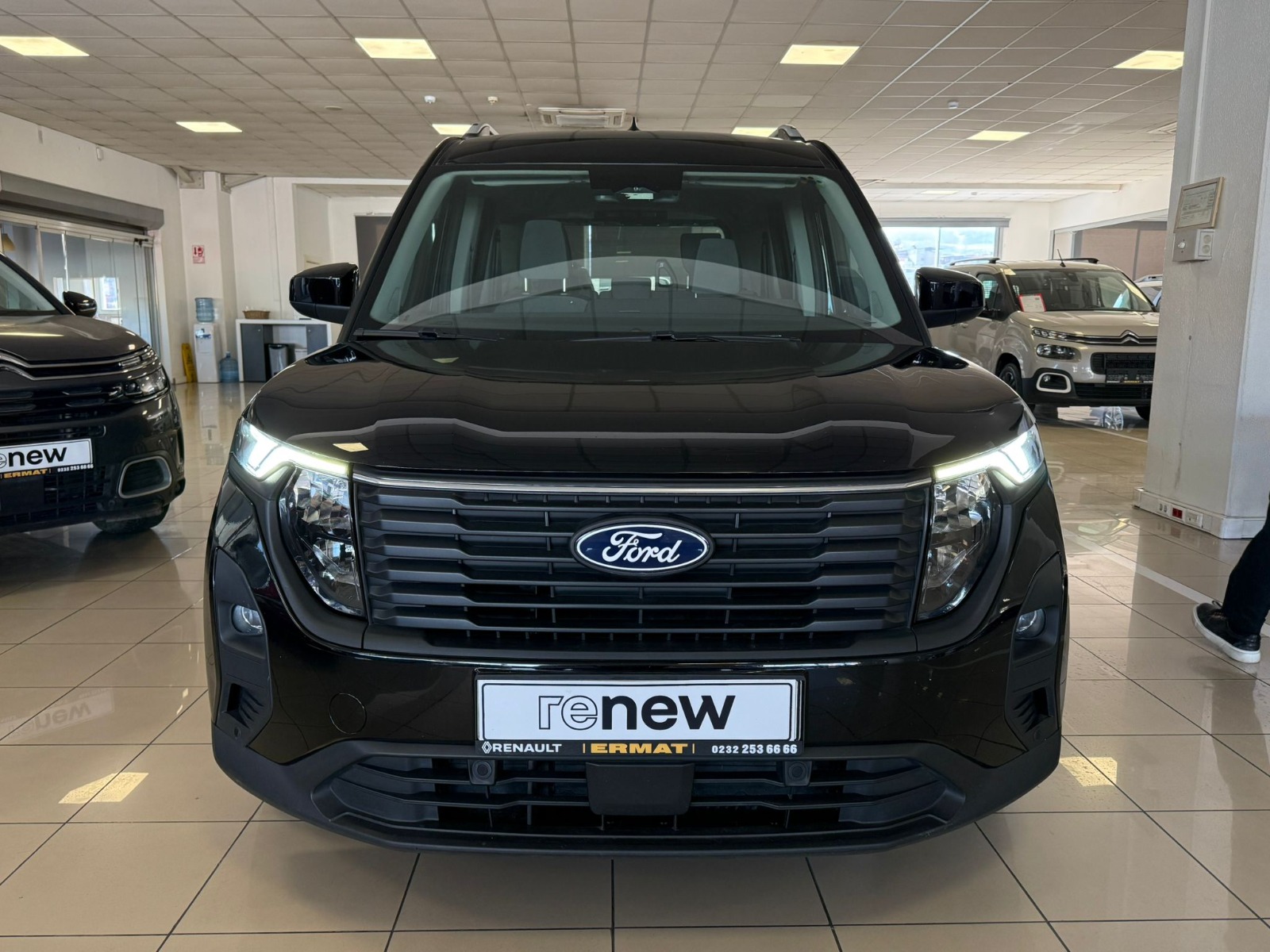 2024 Benzin Otomatik Ford Tourneo Courier Siyah Ermat Motorlu Araçlar ve Tarım Ürünleri Sanayi Ticaret A.Ş.