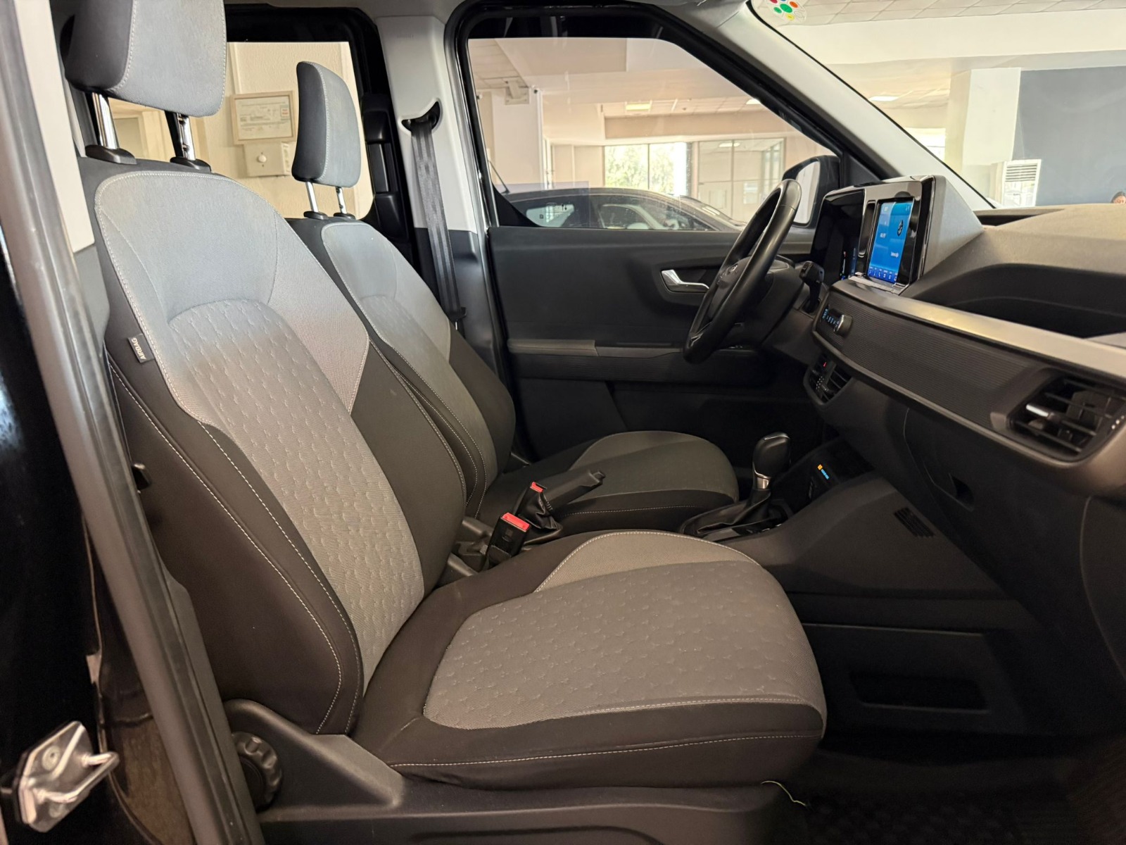 2024 Benzin Otomatik Ford Tourneo Courier Siyah Ermat Motorlu Araçlar ve Tarım Ürünleri Sanayi Ticaret A.Ş.
