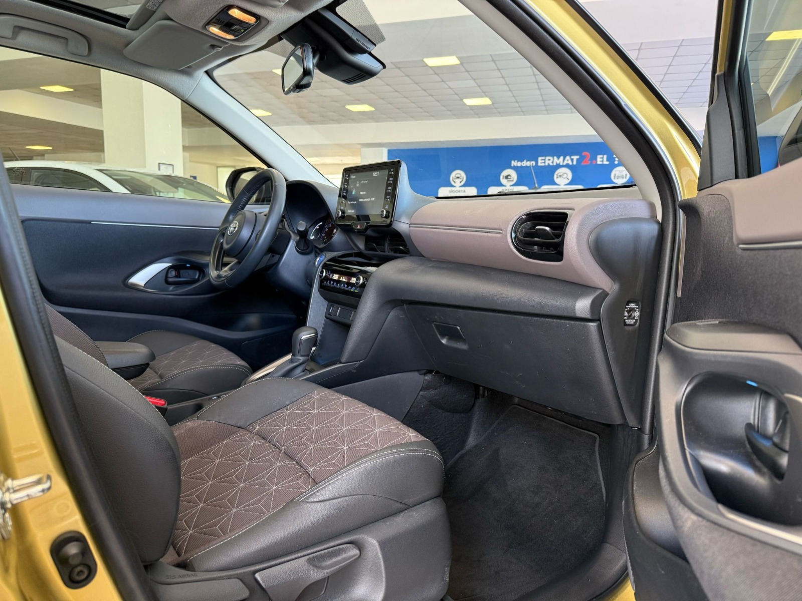 2023 Hybrid Otomatik Toyota Yaris Sarı Ermat Motorlu Araçlar ve Tarım Ürünleri Sanayi Ticaret A.Ş.