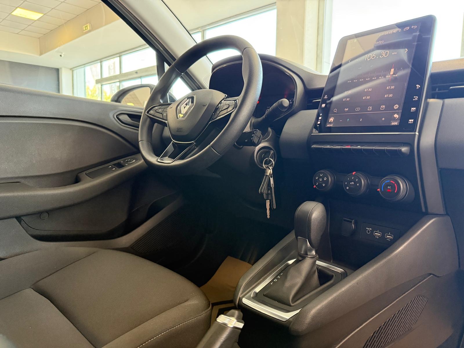 2023 Benzin Otomatik Renault Clio Beyaz Ermat Motorlu Araçlar ve Tarım Ürünleri Sanayi Ticaret A.Ş.