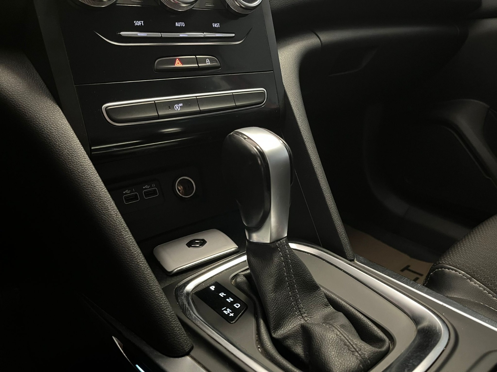 2023 Benzin Otomatik Renault Megane Kırmızı Ermat Motorlu Araçlar ve Tarım Ürünleri Sanayi Ticaret A.Ş.