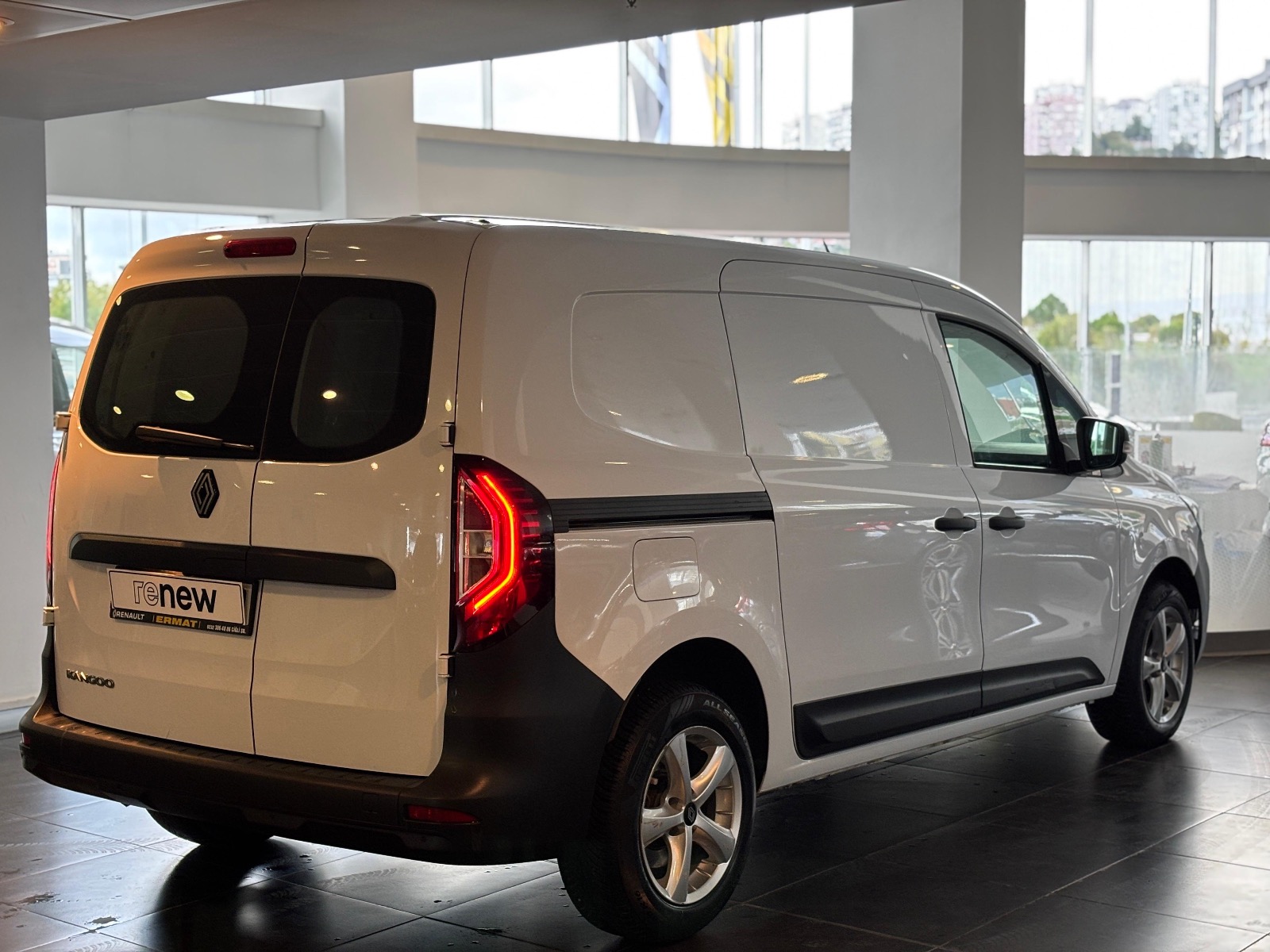 2024 Dizel Manuel Renault Kangoo Beyaz Ermat Motorlu Araçlar ve Tarım Ürünleri Sanayi Ticaret A.Ş.