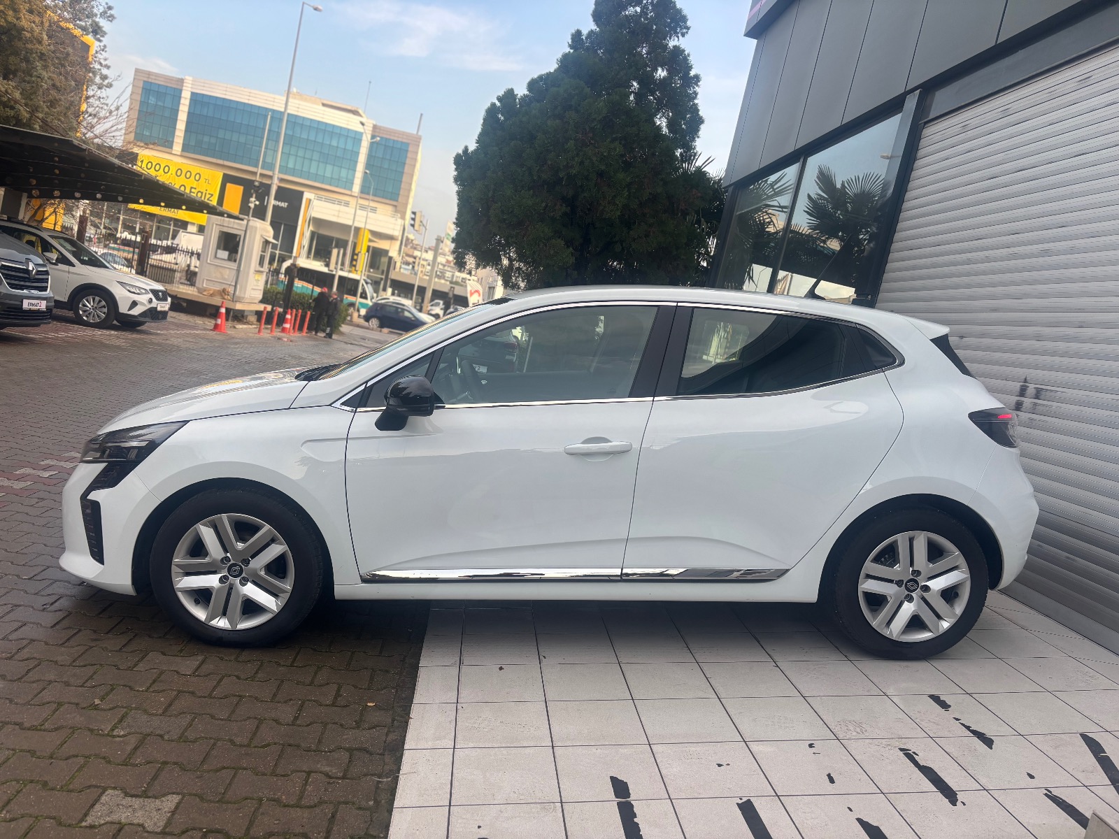 2025 Benzin Otomatik Renault Clio Beyaz Ermat Motorlu Araçlar ve Tarım Ürünleri Sanayi Ticaret A.Ş.