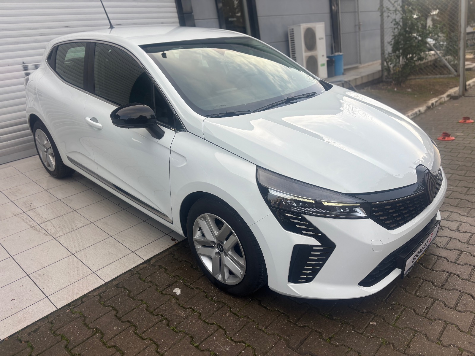 2025 Benzin Otomatik Renault Clio Beyaz Ermat Motorlu Araçlar ve Tarım Ürünleri Sanayi Ticaret A.Ş.