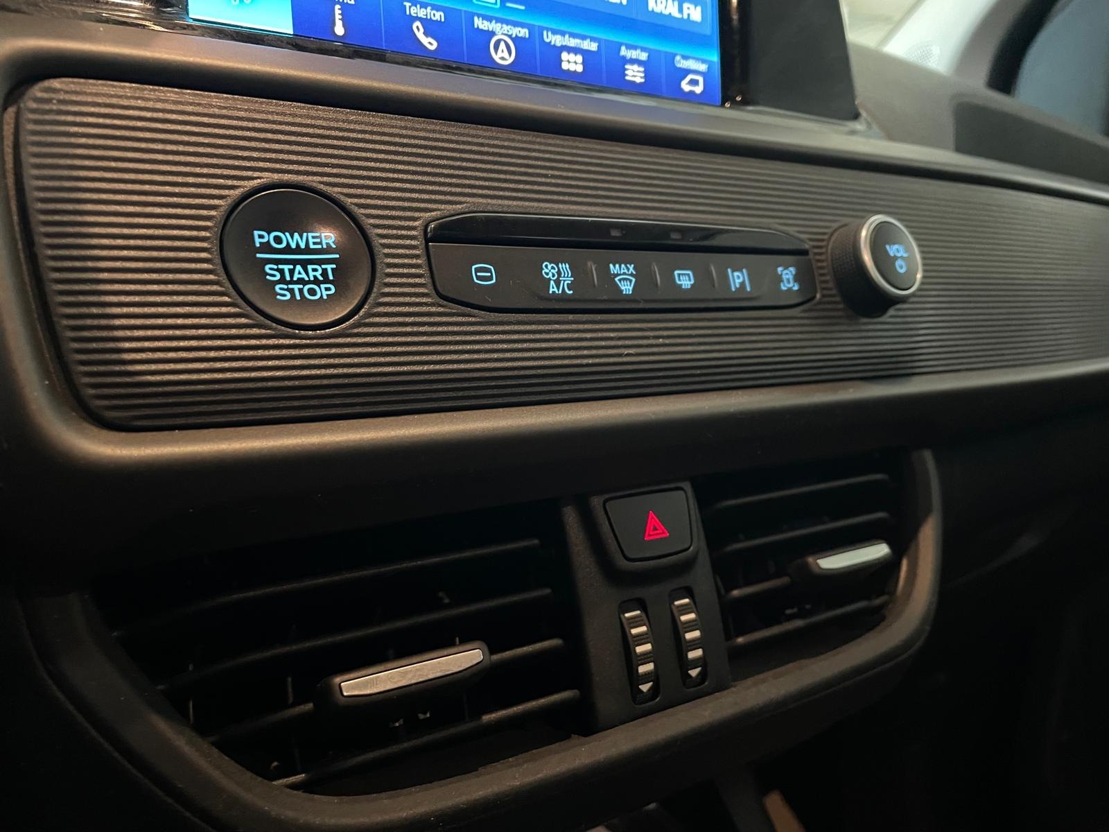 2024 Benzin Otomatik Ford Tourneo Courier Beyaz Ermat Motorlu Araçlar ve Tarım Ürünleri Sanayi Ticaret A.Ş.