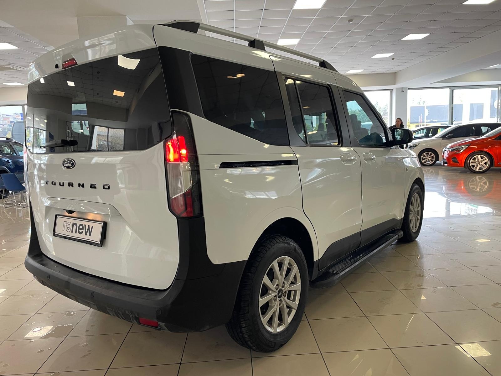 2024 Benzin Otomatik Ford Tourneo Courier Beyaz Ermat Motorlu Araçlar ve Tarım Ürünleri Sanayi Ticaret A.Ş.