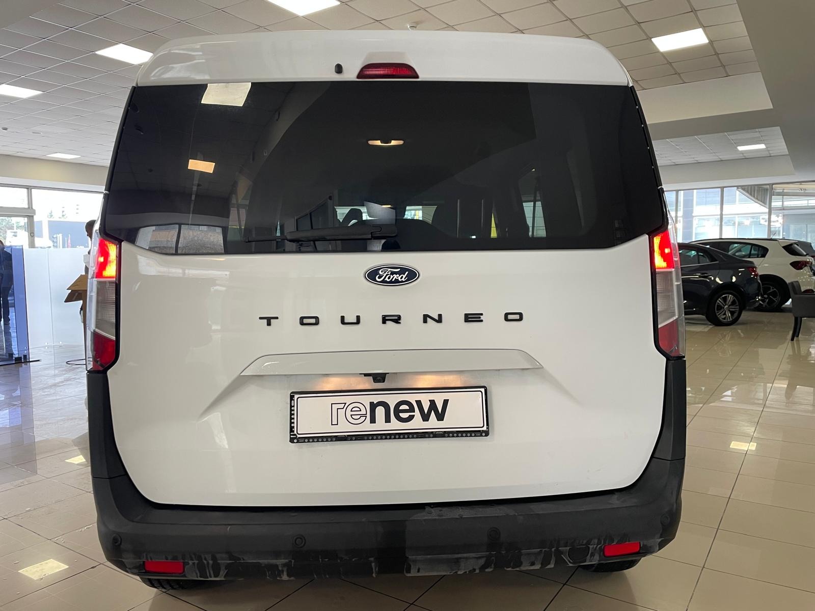 2024 Benzin Otomatik Ford Tourneo Courier Beyaz Ermat Motorlu Araçlar ve Tarım Ürünleri Sanayi Ticaret A.Ş.
