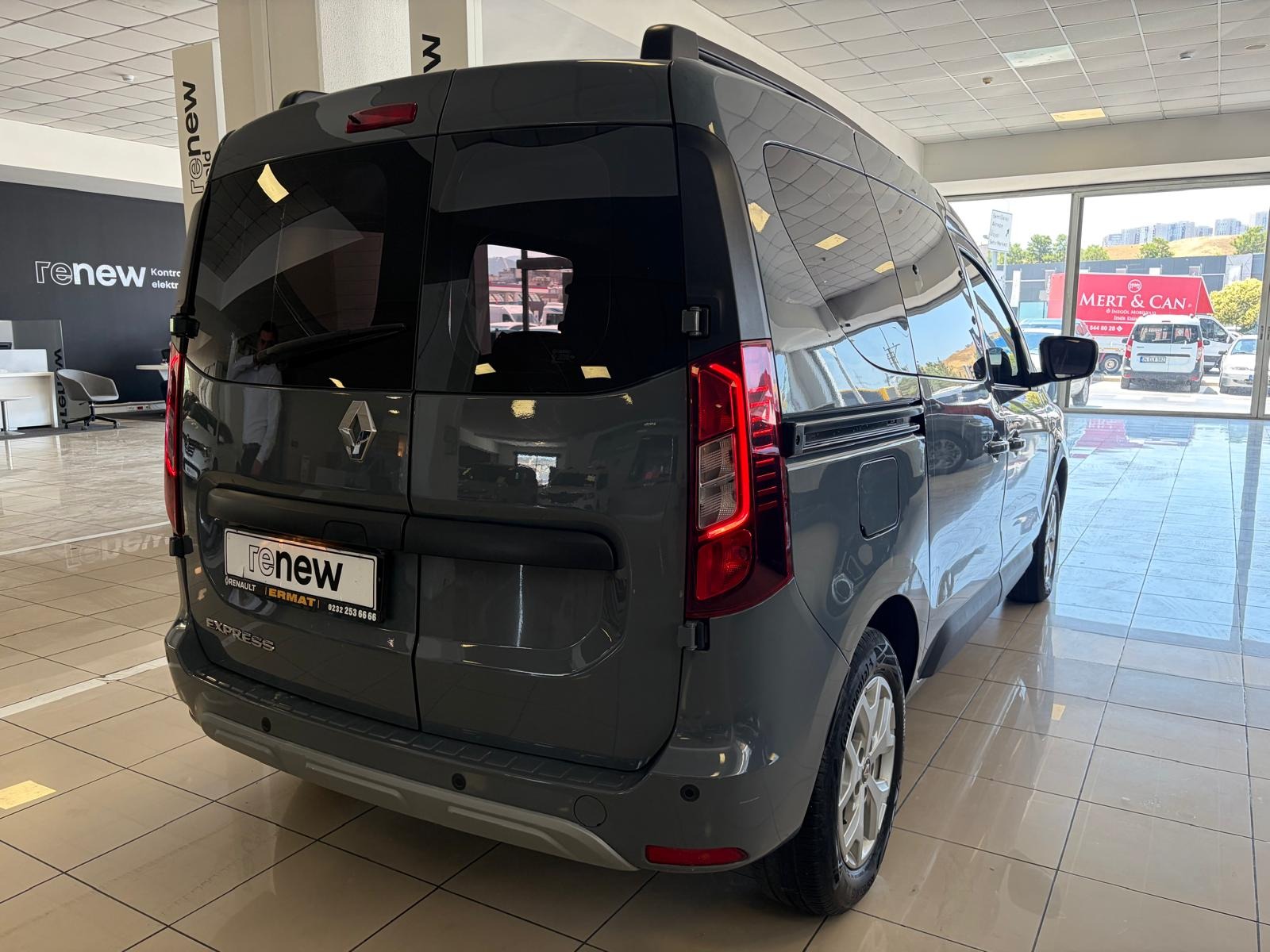 2024 Dizel Manuel Renault Express Combi Gri Ermat Motorlu Araçlar ve Tarım Ürünleri Sanayi Ticaret A.Ş.