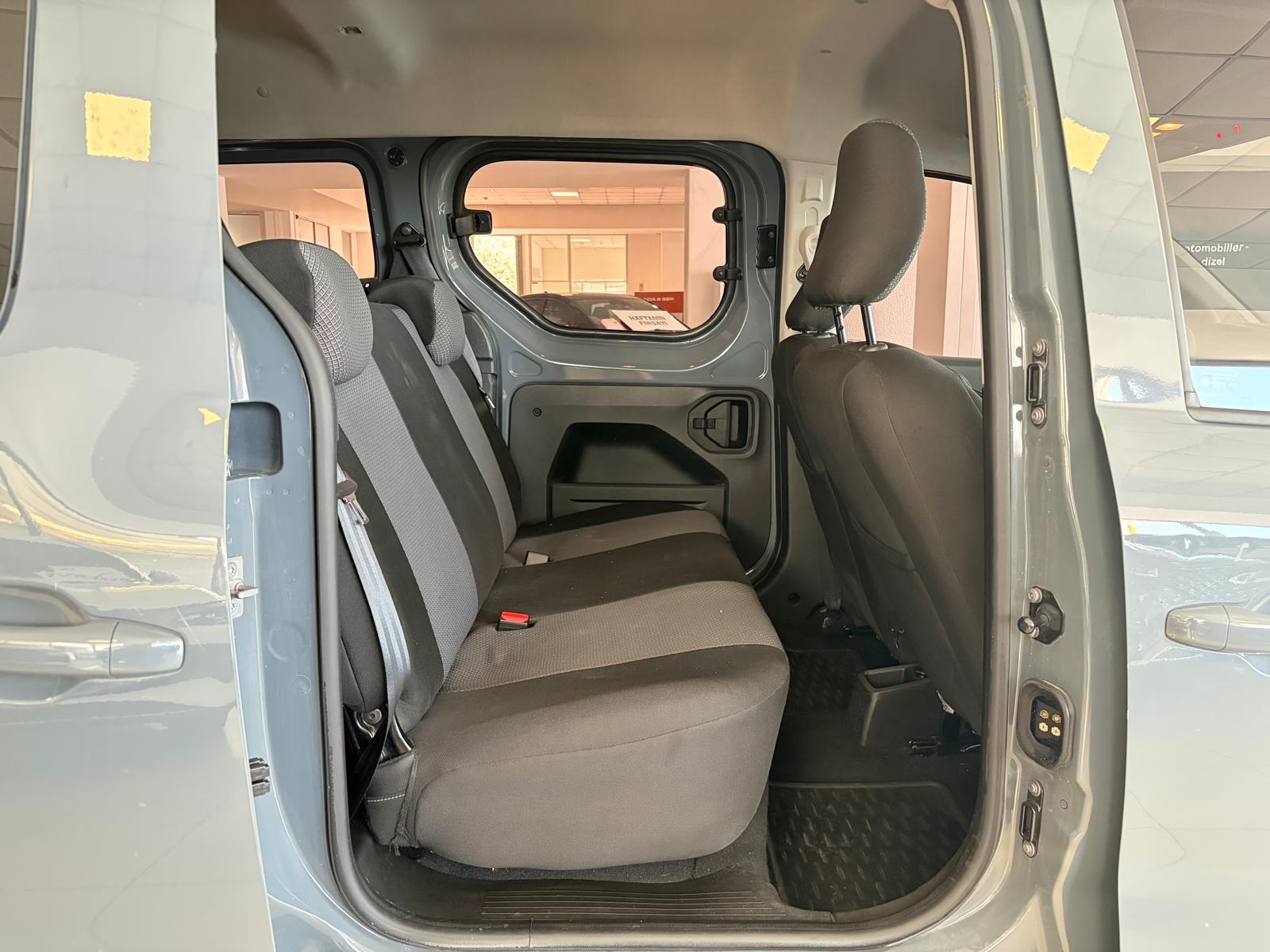 2024 Dizel Manuel Renault Express Combi Gri Ermat Motorlu Araçlar ve Tarım Ürünleri Sanayi Ticaret A.Ş.