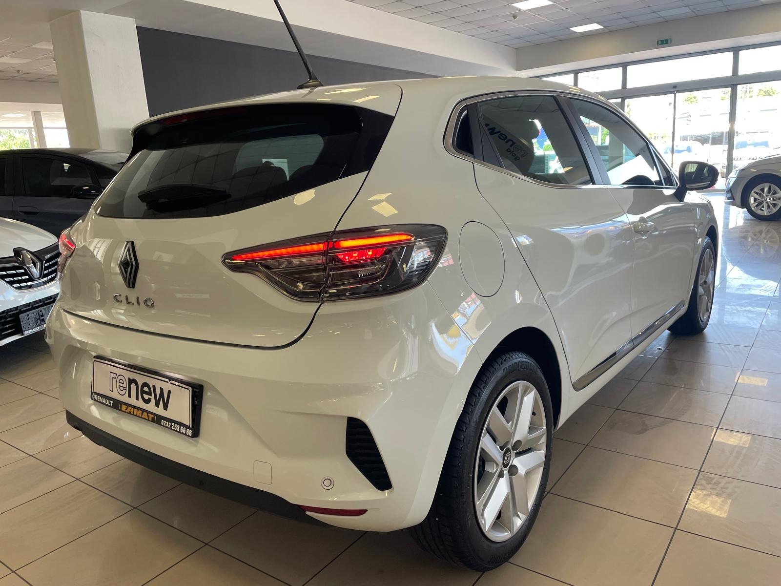 2025 Benzin Otomatik Renault Clio Beyaz Ermat Motorlu Araçlar ve Tarım Ürünleri Sanayi Ticaret A.Ş.