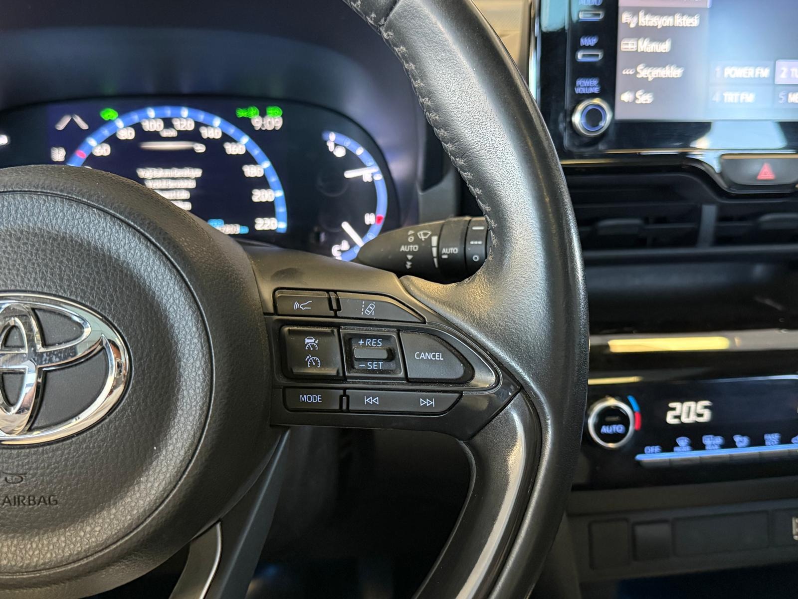 2023 Hybrid Otomatik Toyota Yaris Cross Gümüş Gri Ermat Motorlu Araçlar ve Tarım Ürünleri Sanayi Ticaret A.Ş.