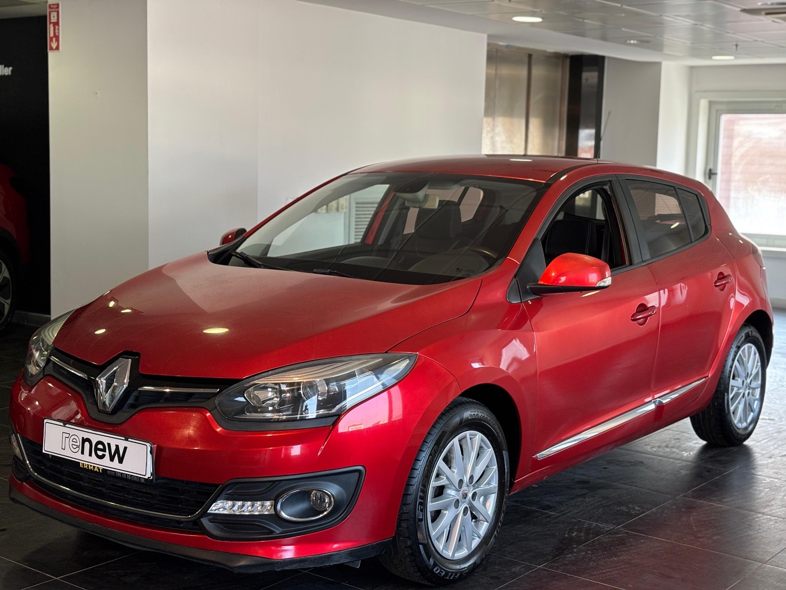 2015 Benzin Manuel Renault Megane Kırmızı Ermat Motorlu Araçlar ve Tarım Ürünleri Sanayi Ticaret A.Ş.