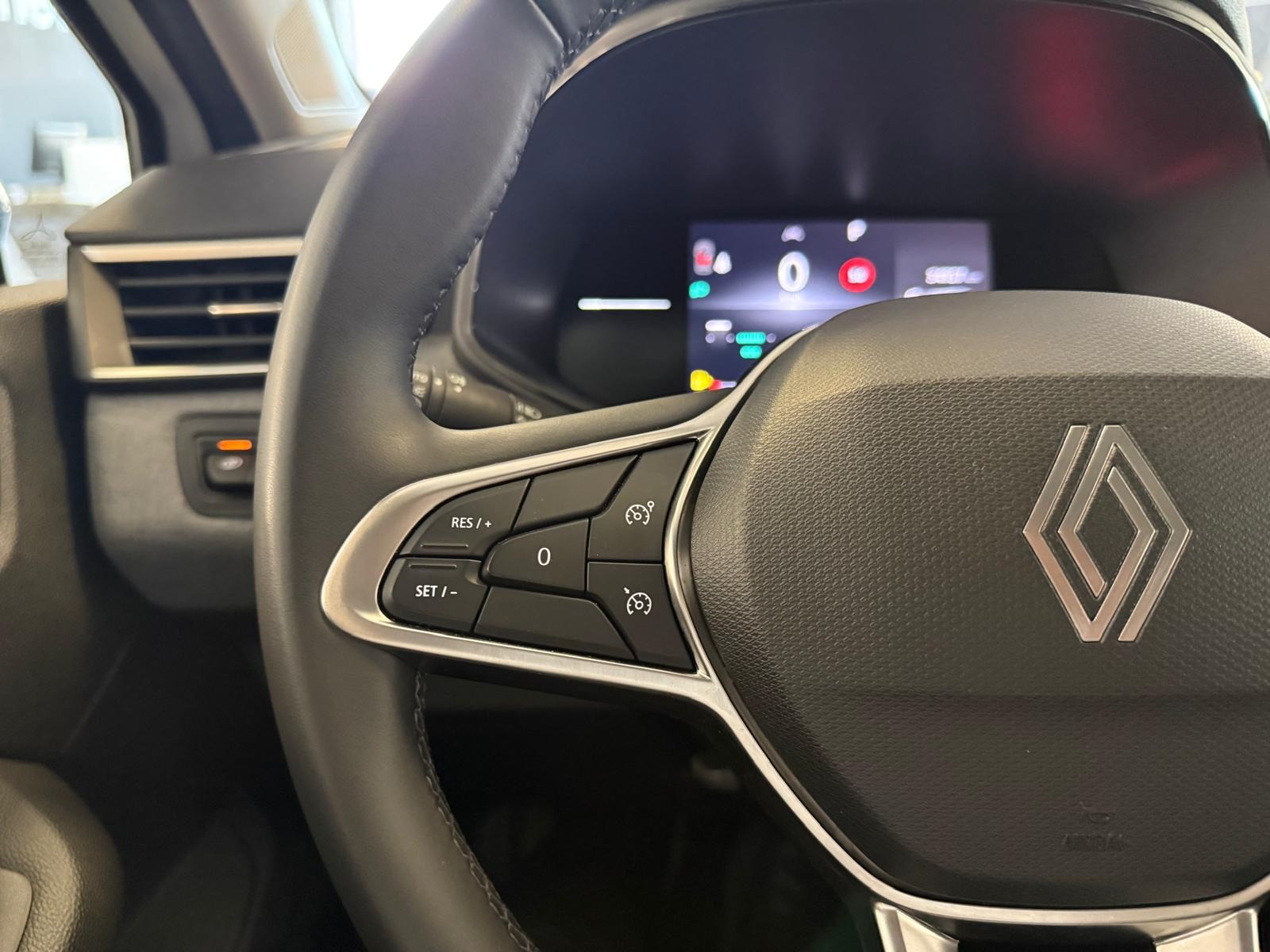 2025 Benzin Otomatik Renault Clio Beyaz Ermat Motorlu Araçlar ve Tarım Ürünleri Sanayi Ticaret A.Ş.