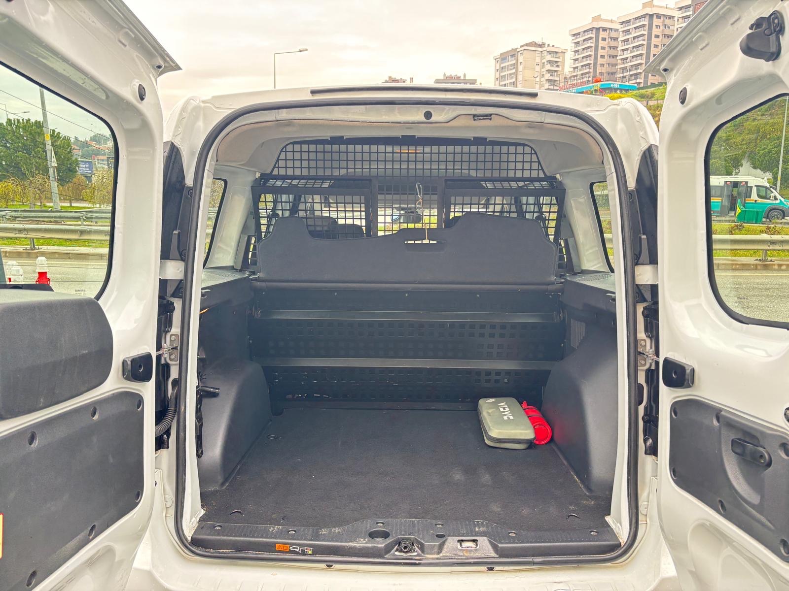 2024 Dizel Manuel Renault Express Combi Beyaz Ermat Motorlu Araçlar ve Tarım Ürünleri Sanayi Ticaret A.Ş.