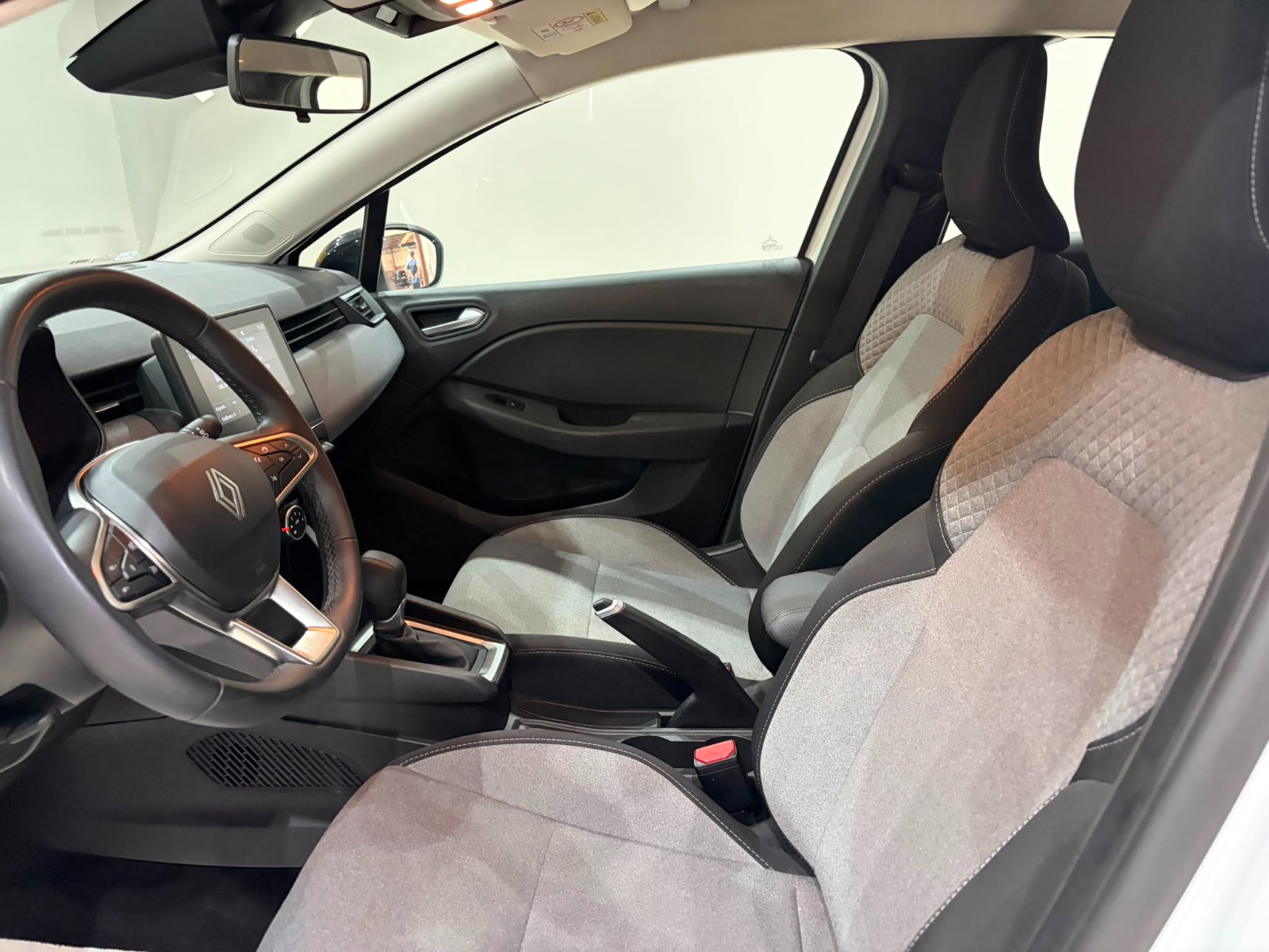 2025 Benzin Otomatik Renault Clio Beyaz Gürel Tasarım Aksesuar Otomotiv San. Tic. Ltd. Şti.