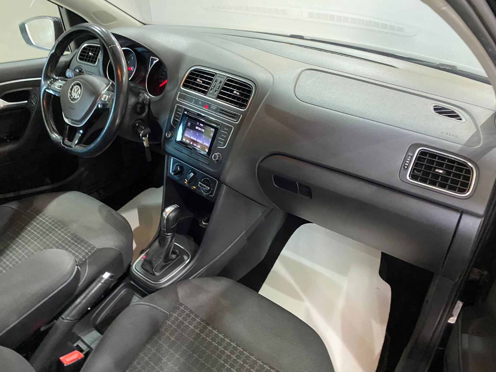 2016 Benzin Otomatik Volkswagen Polo Siyah Gürel Tasarım Aksesuar Otomotiv San. Tic. Ltd. Şti.