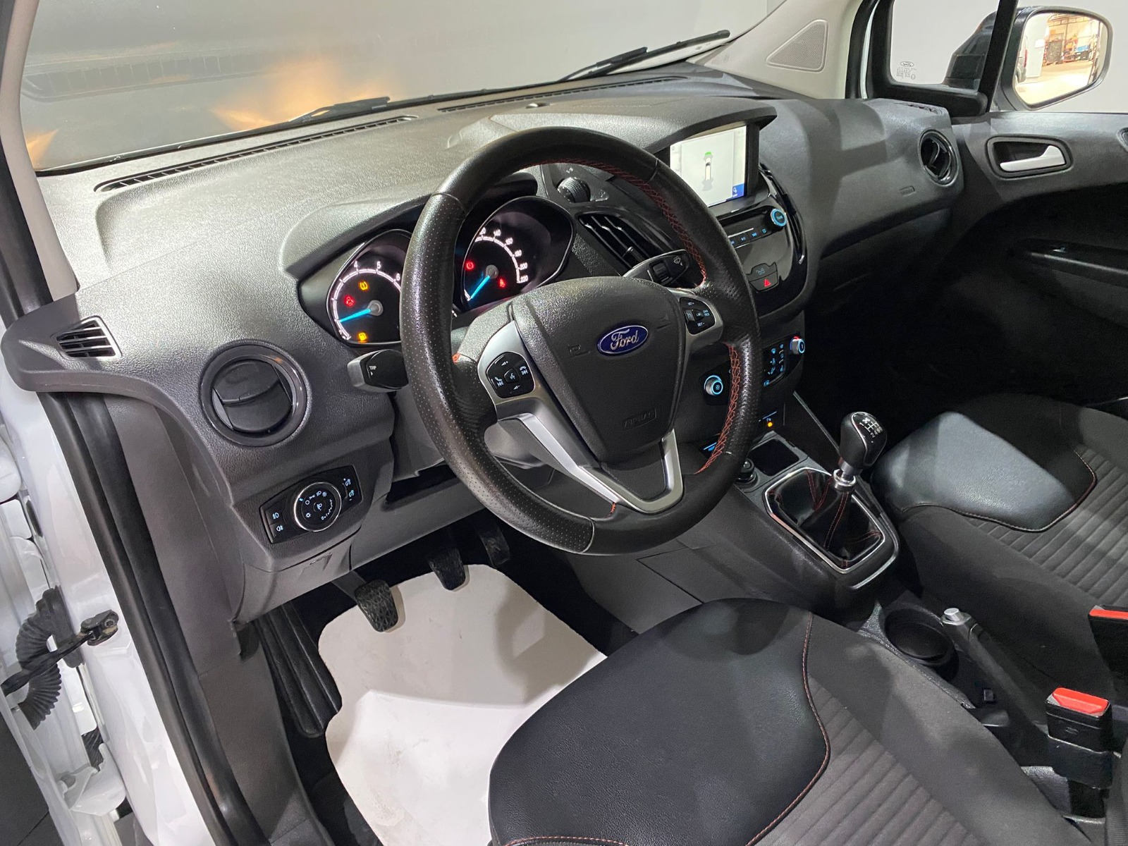 2023 Benzin Manuel Ford Tourneo Courier Beyaz Gürel Tasarım Aksesuar Otomotiv San. Tic. Ltd. Şti.