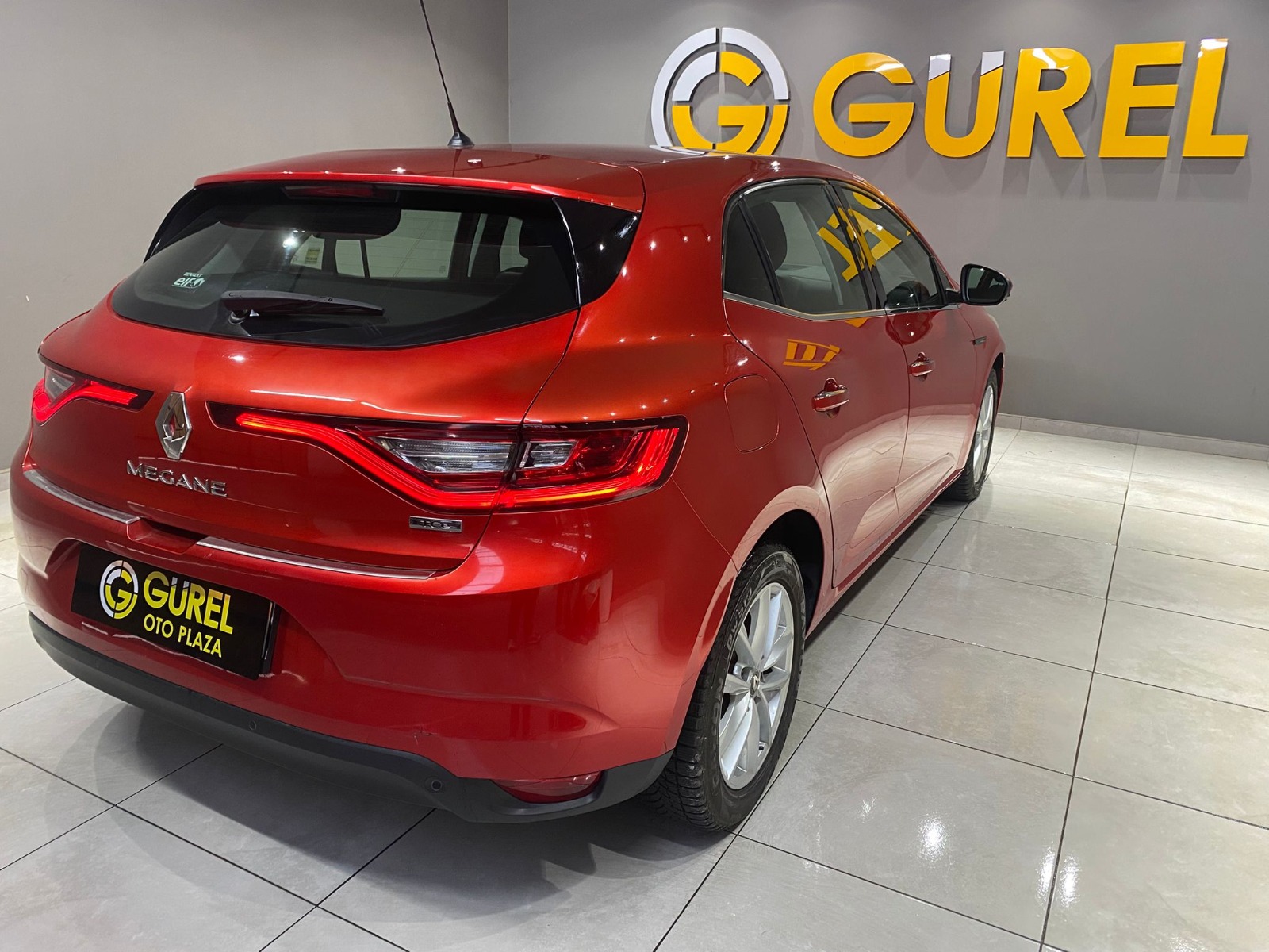 2018 Benzin Manuel Renault Megane Kırmızı Gürel Tasarım Aksesuar Otomotiv San. Tic. Ltd. Şti.