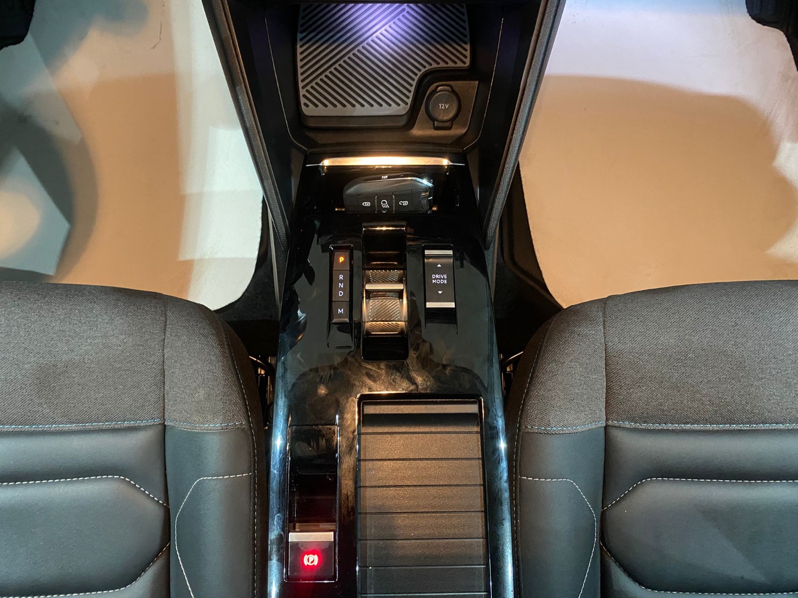 2024 Benzin Otomatik Citroen C4 X Kırmızı Gürel Tasarım Aksesuar Otomotiv San. Tic. Ltd. Şti.