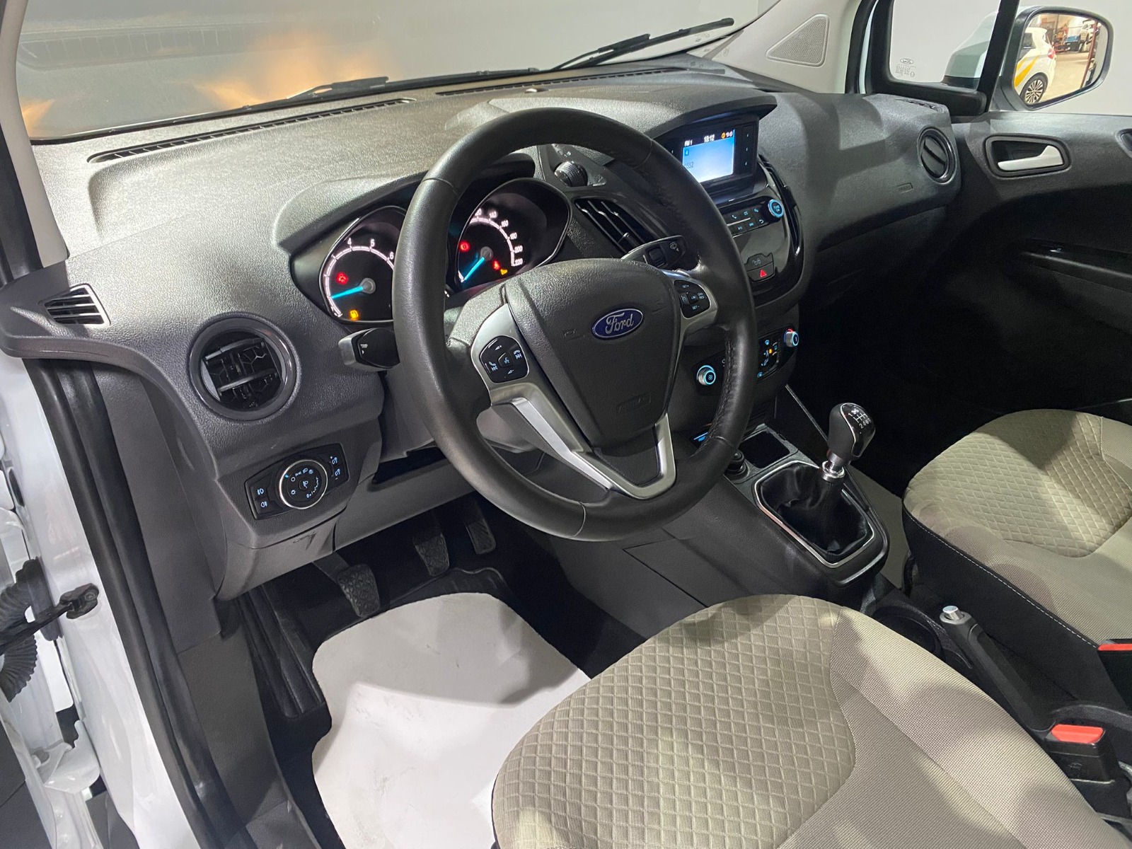 2023 Benzin Manuel Ford Tourneo Courier Beyaz Gürel Tasarım Aksesuar Otomotiv San. Tic. Ltd. Şti.