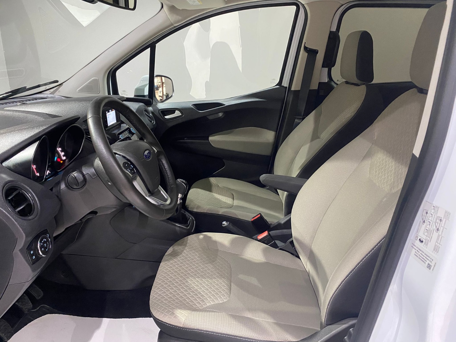 2023 Benzin Manuel Ford Tourneo Courier Beyaz Gürel Tasarım Aksesuar Otomotiv San. Tic. Ltd. Şti.