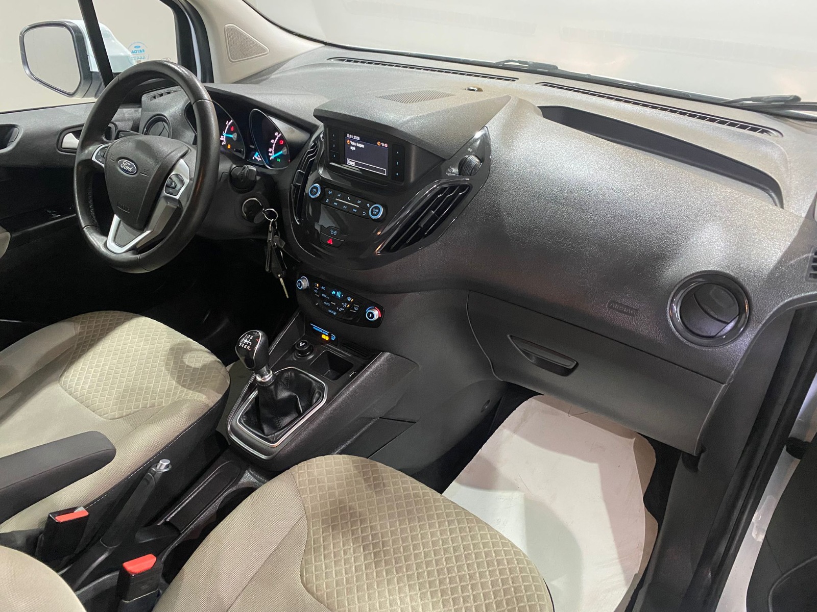 2023 Benzin Manuel Ford Tourneo Courier Beyaz Gürel Tasarım Aksesuar Otomotiv San. Tic. Ltd. Şti.