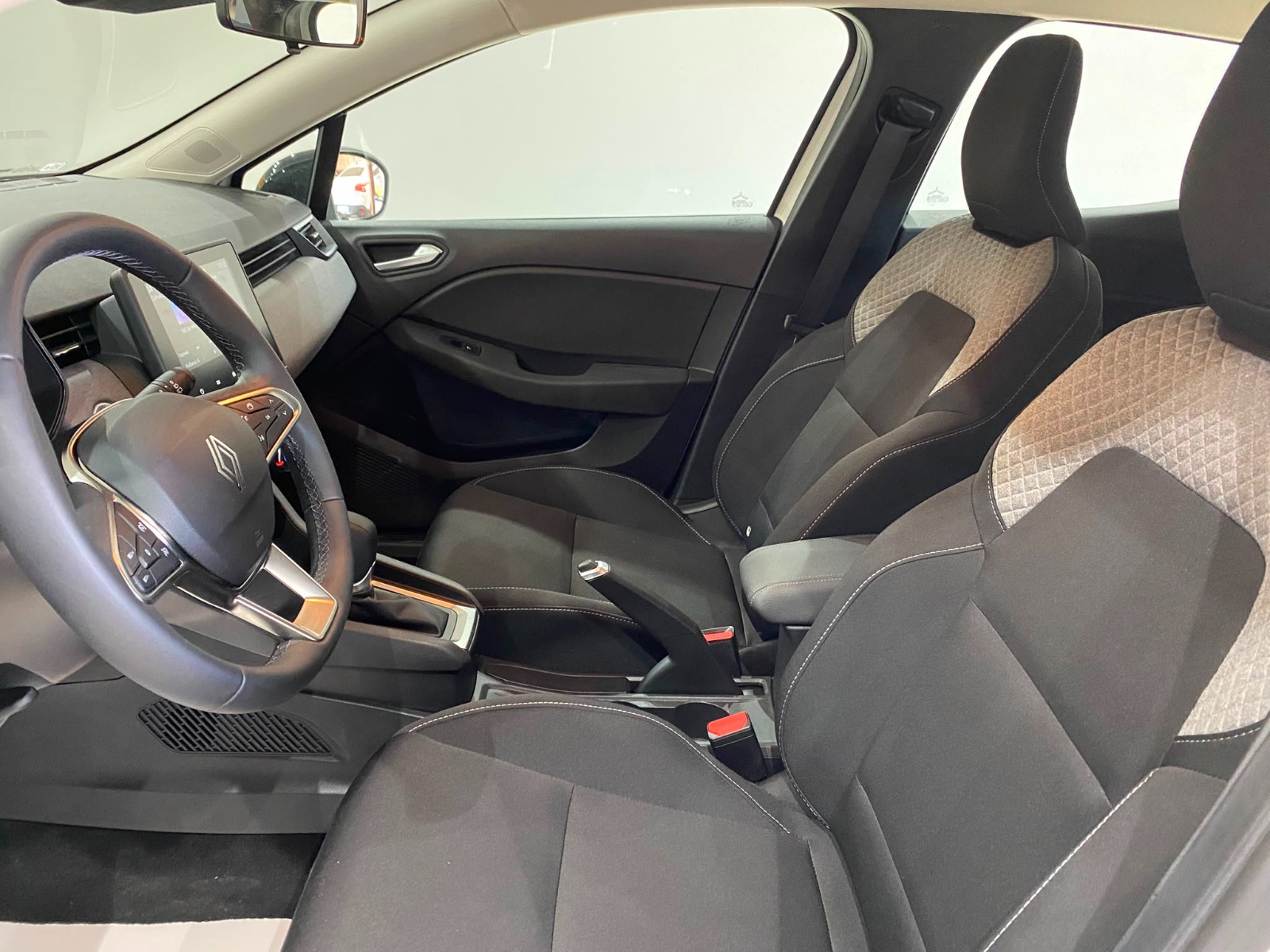 2025 Benzin Otomatik Renault Clio Beyaz Gürel Tasarım Aksesuar Otomotiv San. Tic. Ltd. Şti.