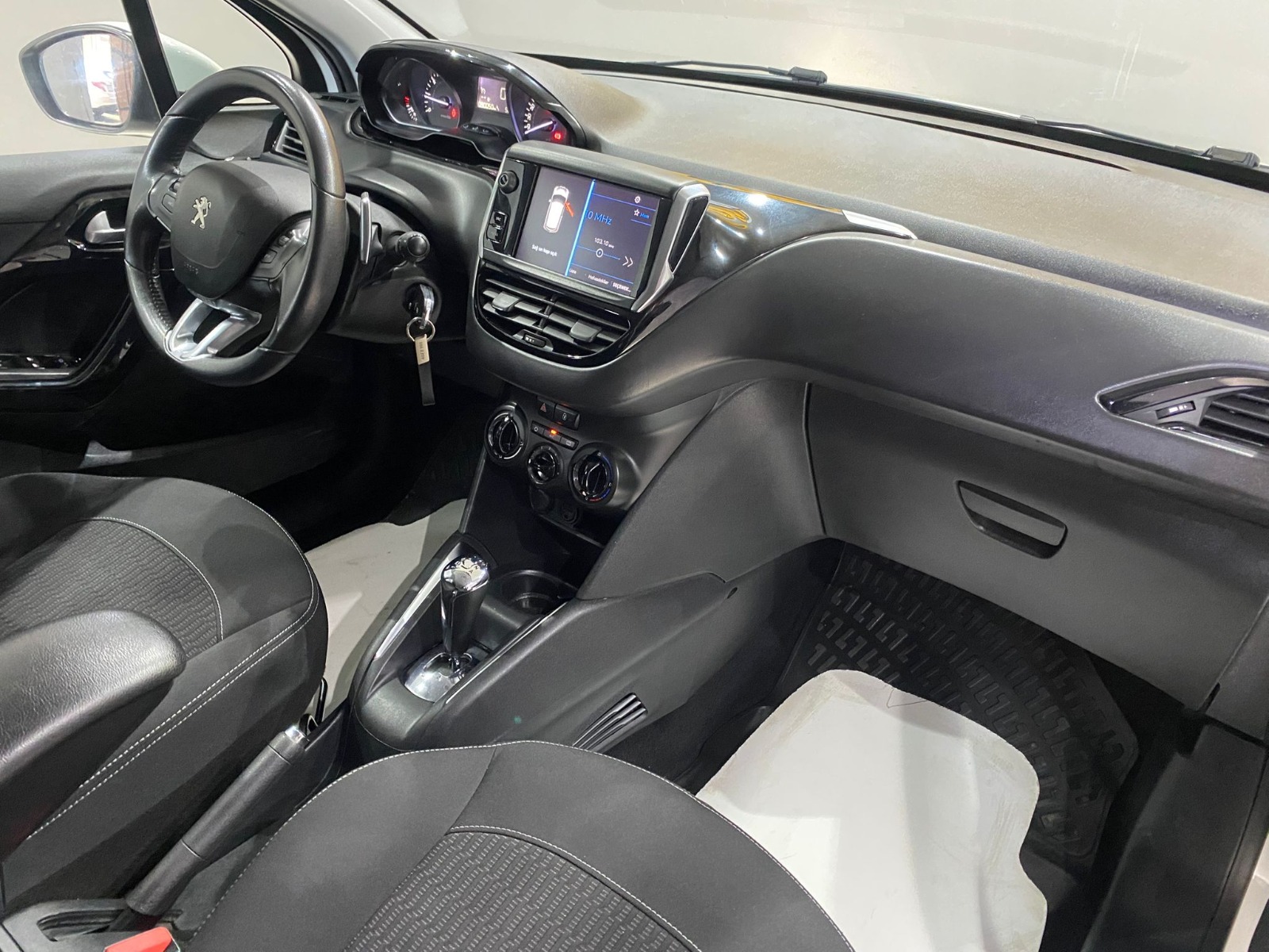 2017 Benzin Otomatik Peugeot 208 Beyaz Gürel Tasarım Aksesuar Otomotiv San. Tic. Ltd. Şti.