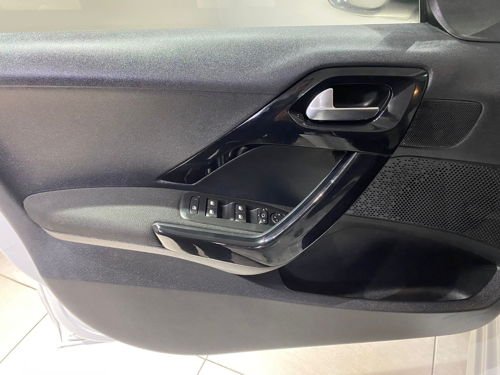 2017 Benzin Otomatik Peugeot 208 Beyaz Gürel Tasarım Aksesuar Otomotiv San. Tic. Ltd. Şti.