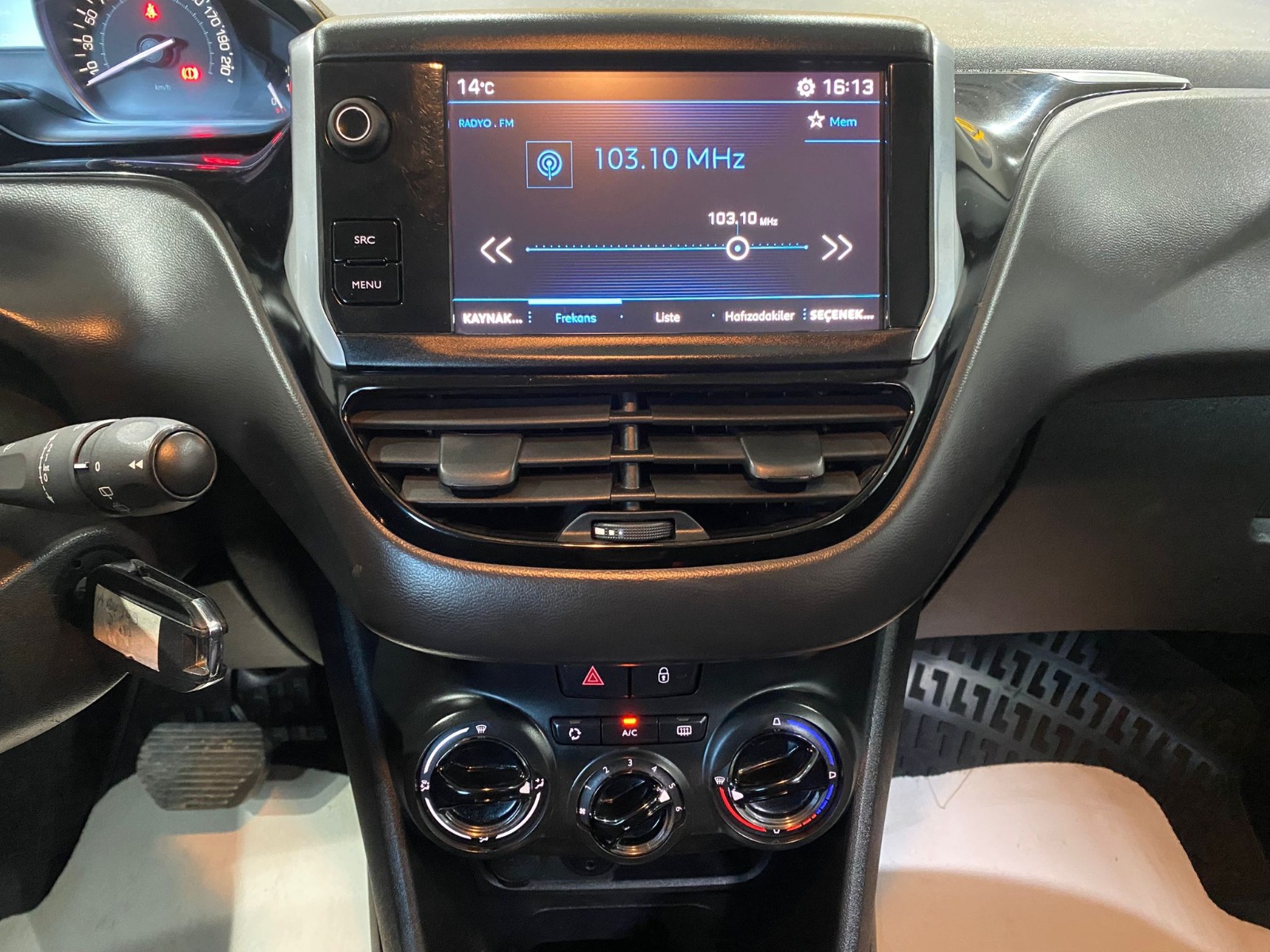 2017 Benzin Otomatik Peugeot 208 Beyaz Gürel Tasarım Aksesuar Otomotiv San. Tic. Ltd. Şti.