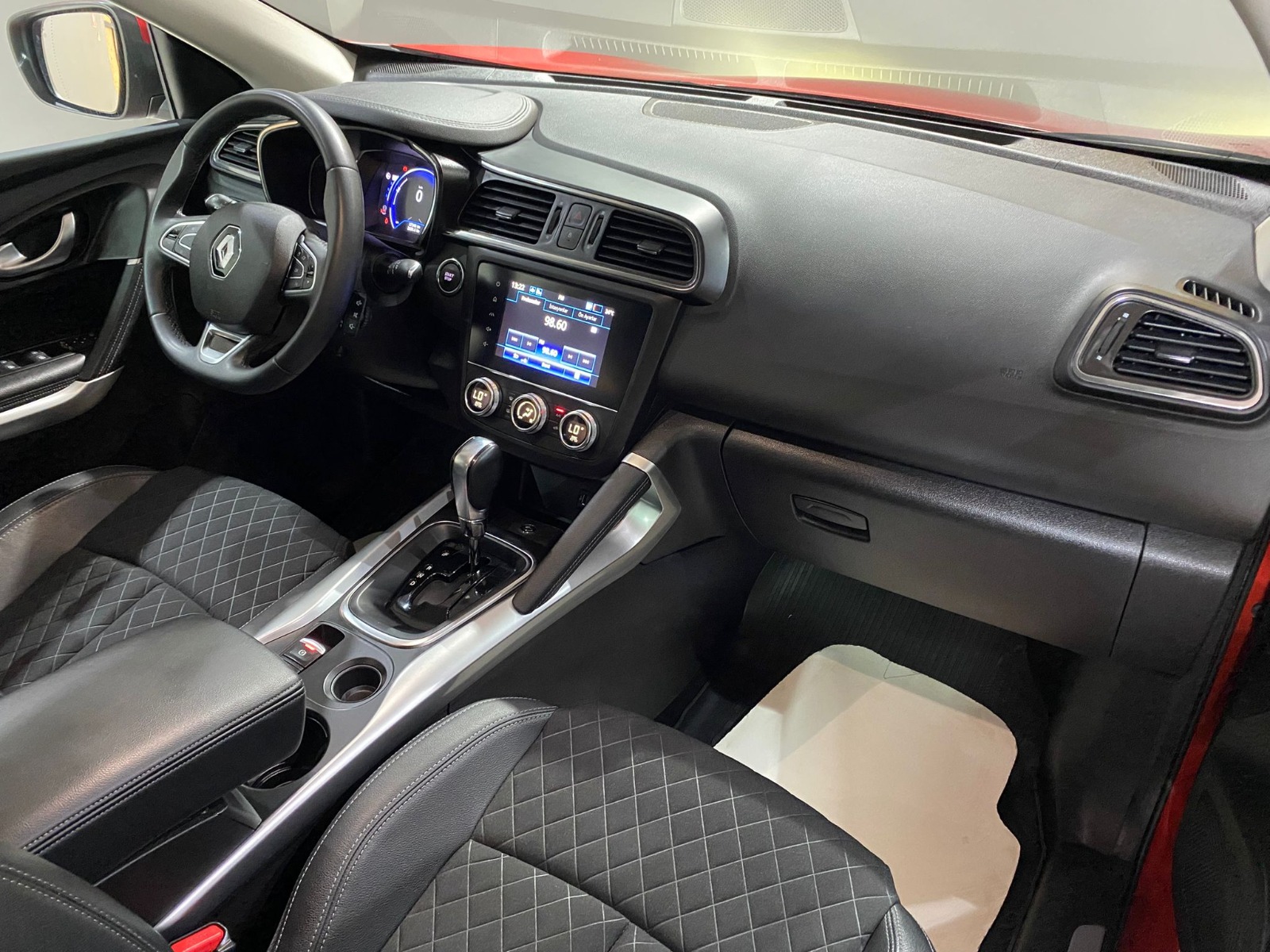 2022 Benzin Otomatik Renault Kadjar Kırmızı Gürel Tasarım Aksesuar Otomotiv San. Tic. Ltd. Şti.