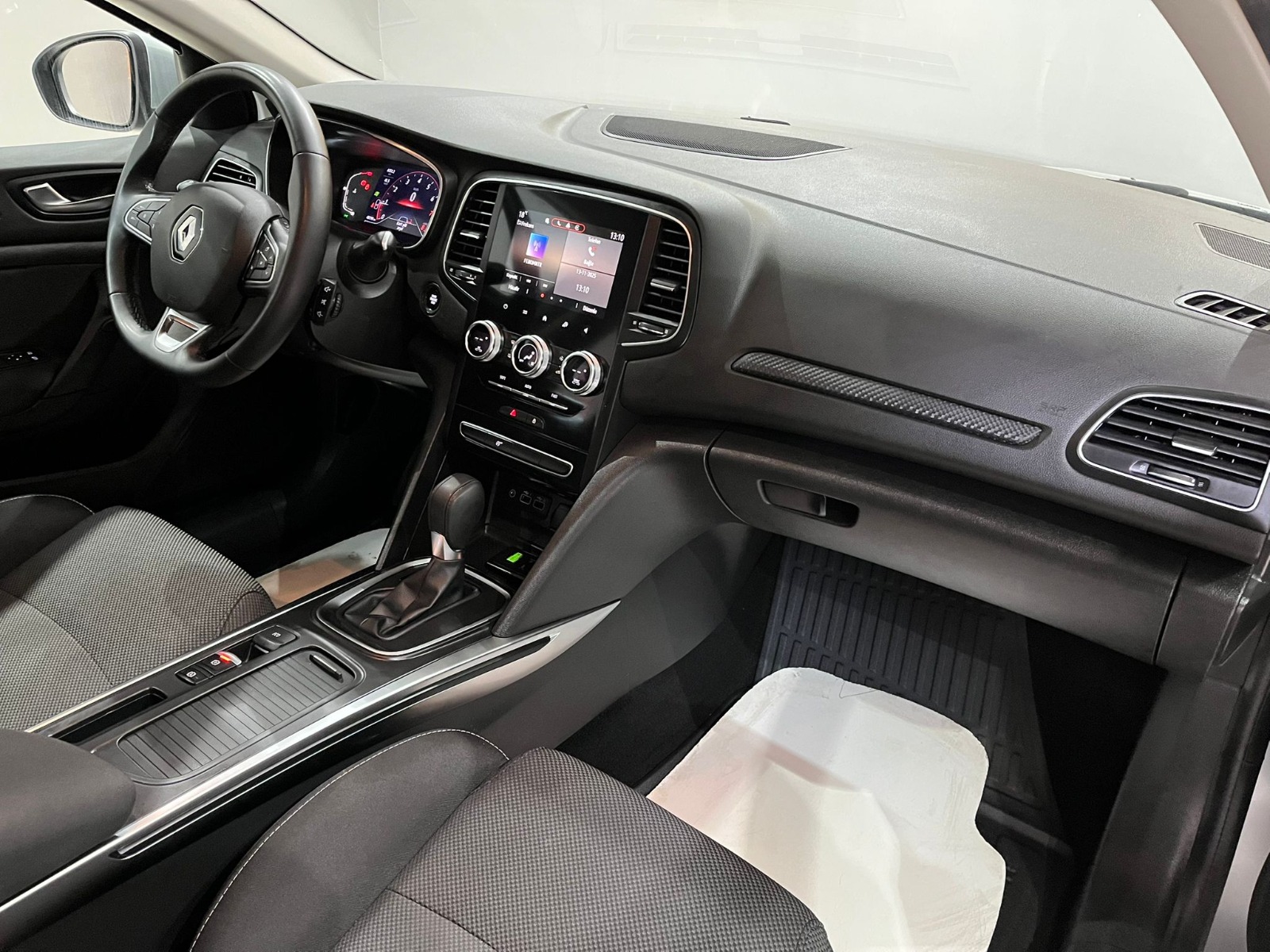 2024 Benzin Otomatik Renault Megane Gümüş Gri Gürel Tasarım Aksesuar Otomotiv San. Tic. Ltd. Şti.