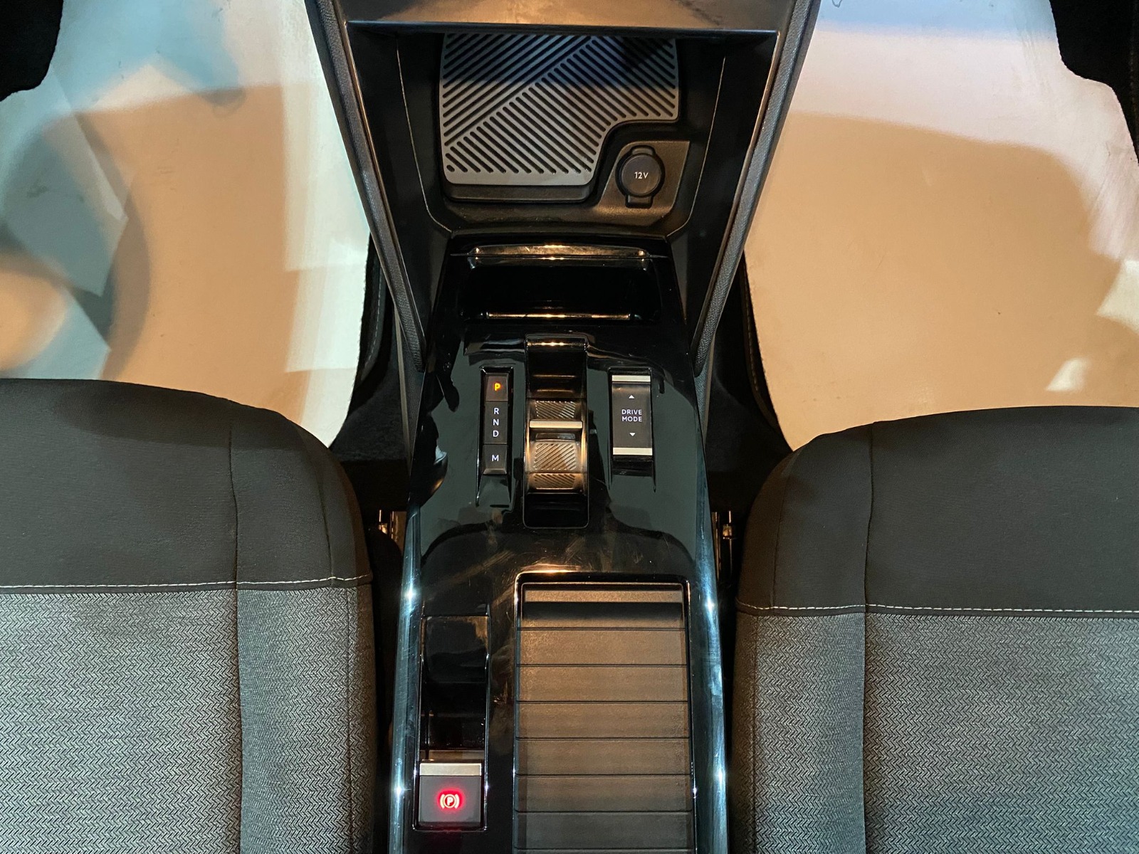 2024 Benzin Otomatik Citroen C4 X Siyah Gürel Tasarım Aksesuar Otomotiv San. Tic. Ltd. Şti.