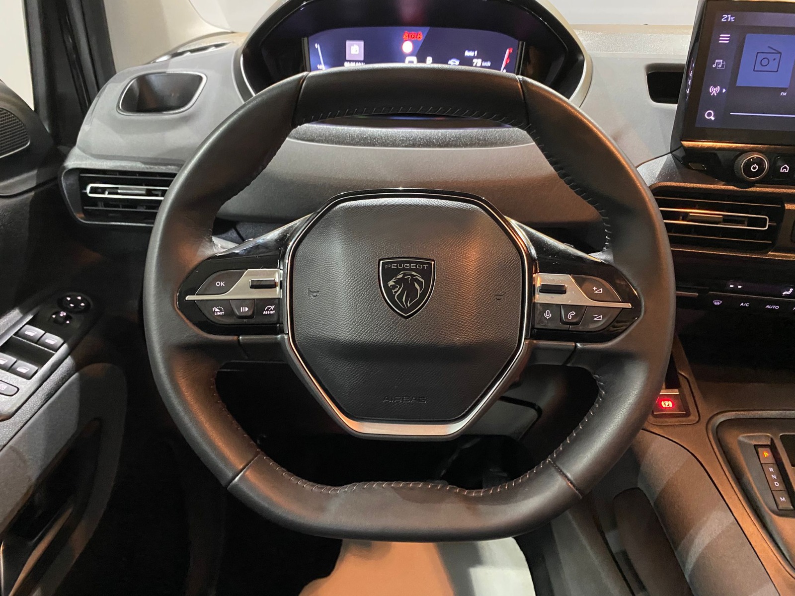 2025 Dizel Otomatik Peugeot Rifter Siyah Gürel Tasarım Aksesuar Otomotiv San. Tic. Ltd. Şti.