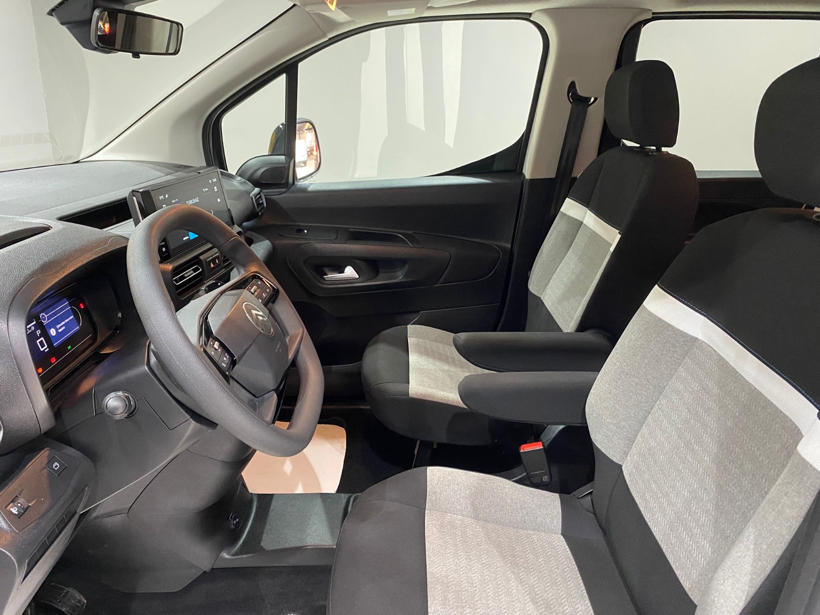 2025 Dizel Otomatik Citroen Berlingo Beyaz Gürel Tasarım Aksesuar Otomotiv San. Tic. Ltd. Şti.