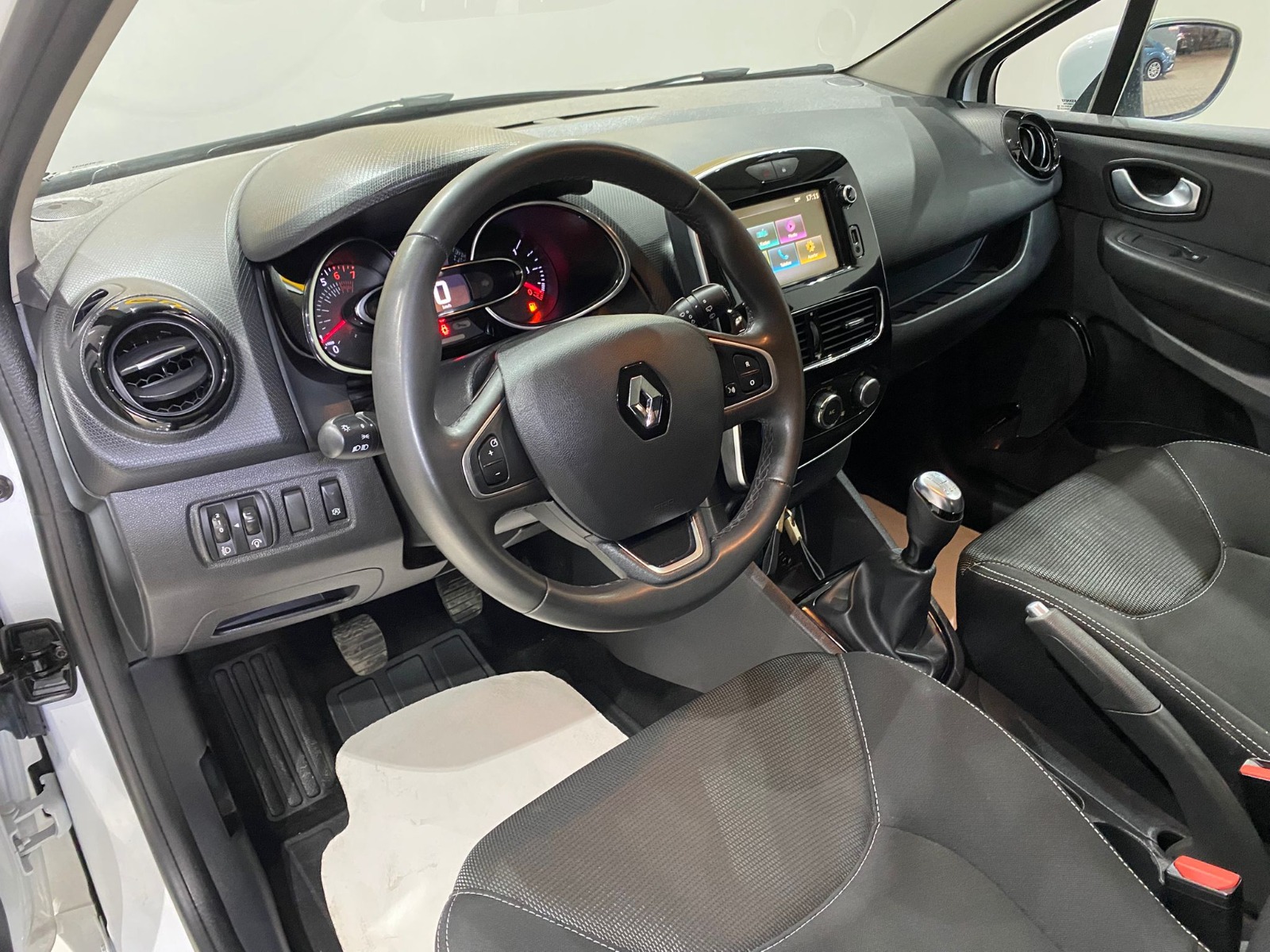 TaksitliOto.Net | 2.El Renault Clio Hatchback 0.9 TCe Touch | Manuel & Benzin | Beyaz | İzmir.2el 2020 Benzin Manuel Renault Clio Beyaz Gürel Tasarım Aksesuar Otomotiv San. Tic. Ltd. Şti.