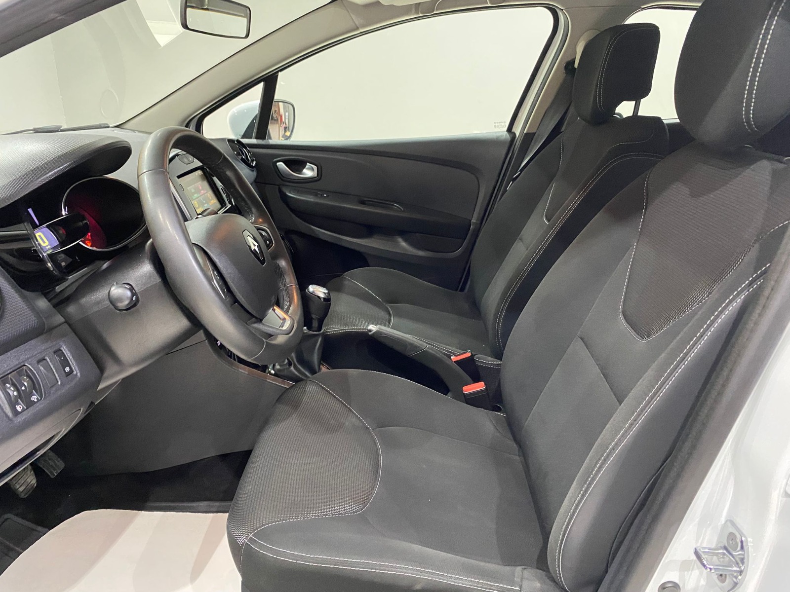 TaksitliOto.Net | 2.El Renault Clio Hatchback 0.9 TCe Touch | Manuel & Benzin | Beyaz | İzmir.2el 2020 Benzin Manuel Renault Clio Beyaz Gürel Tasarım Aksesuar Otomotiv San. Tic. Ltd. Şti.