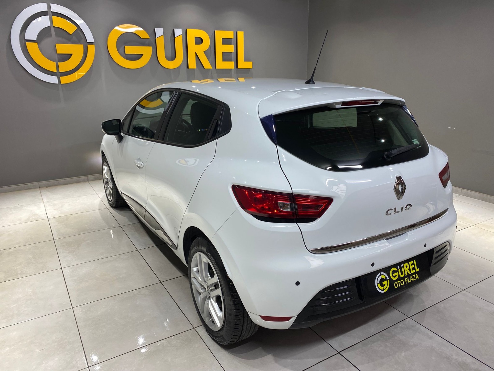 TaksitliOto.Net | 2.El Renault Clio Hatchback 0.9 TCe Touch | Manuel & Benzin | Beyaz | İzmir.2el 2020 Benzin Manuel Renault Clio Beyaz Gürel Tasarım Aksesuar Otomotiv San. Tic. Ltd. Şti.