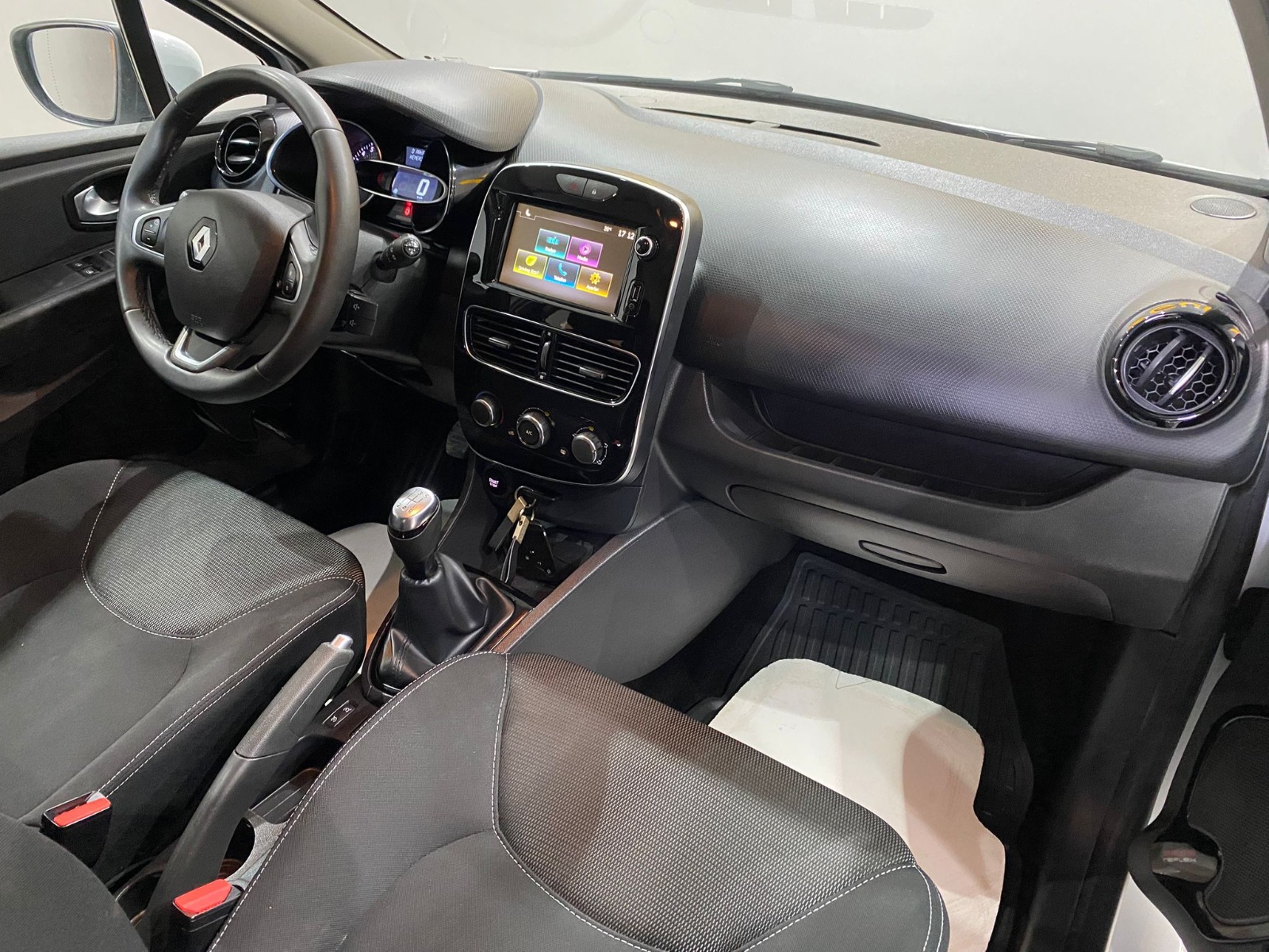 TaksitliOto.Net | 2.El Renault Clio Hatchback 0.9 TCe Touch | Manuel & Benzin | Beyaz | İzmir.2el 2020 Benzin Manuel Renault Clio Beyaz Gürel Tasarım Aksesuar Otomotiv San. Tic. Ltd. Şti.