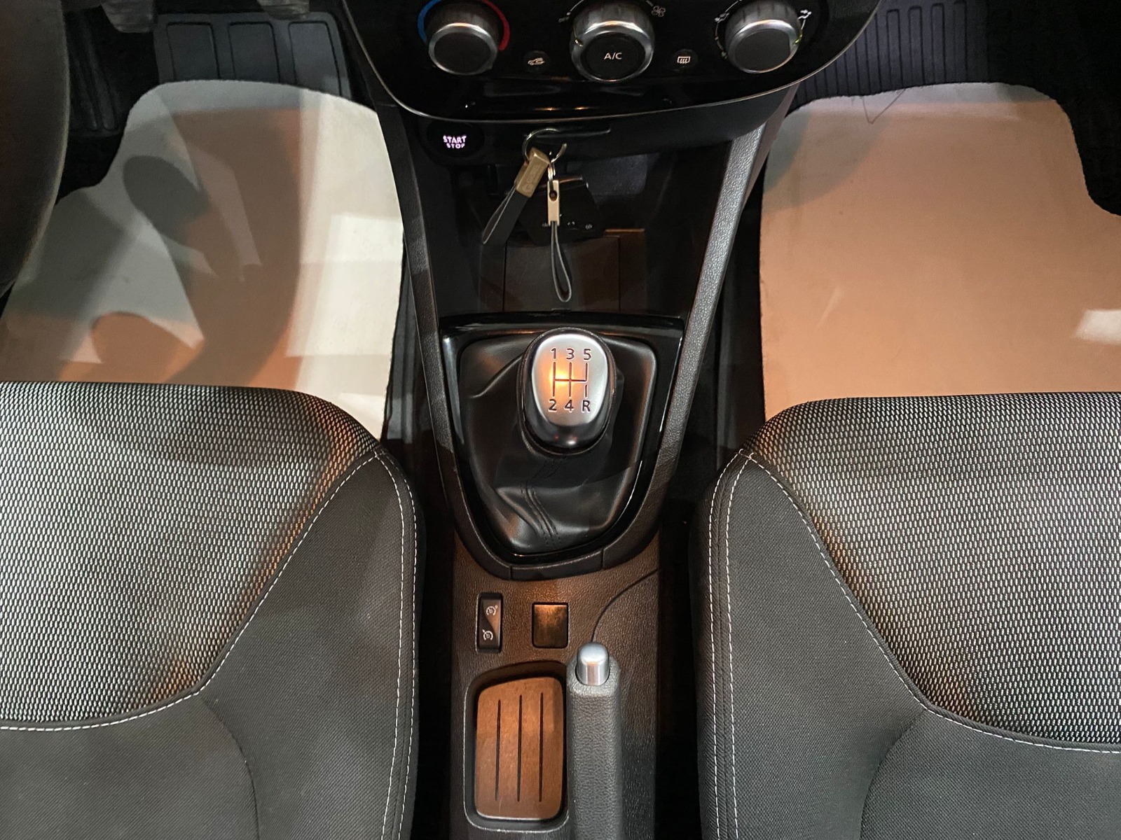 TaksitliOto.Net | 2.El Renault Clio Hatchback 0.9 TCe Touch | Manuel & Benzin | Beyaz | İzmir.2el 2020 Benzin Manuel Renault Clio Beyaz Gürel Tasarım Aksesuar Otomotiv San. Tic. Ltd. Şti.